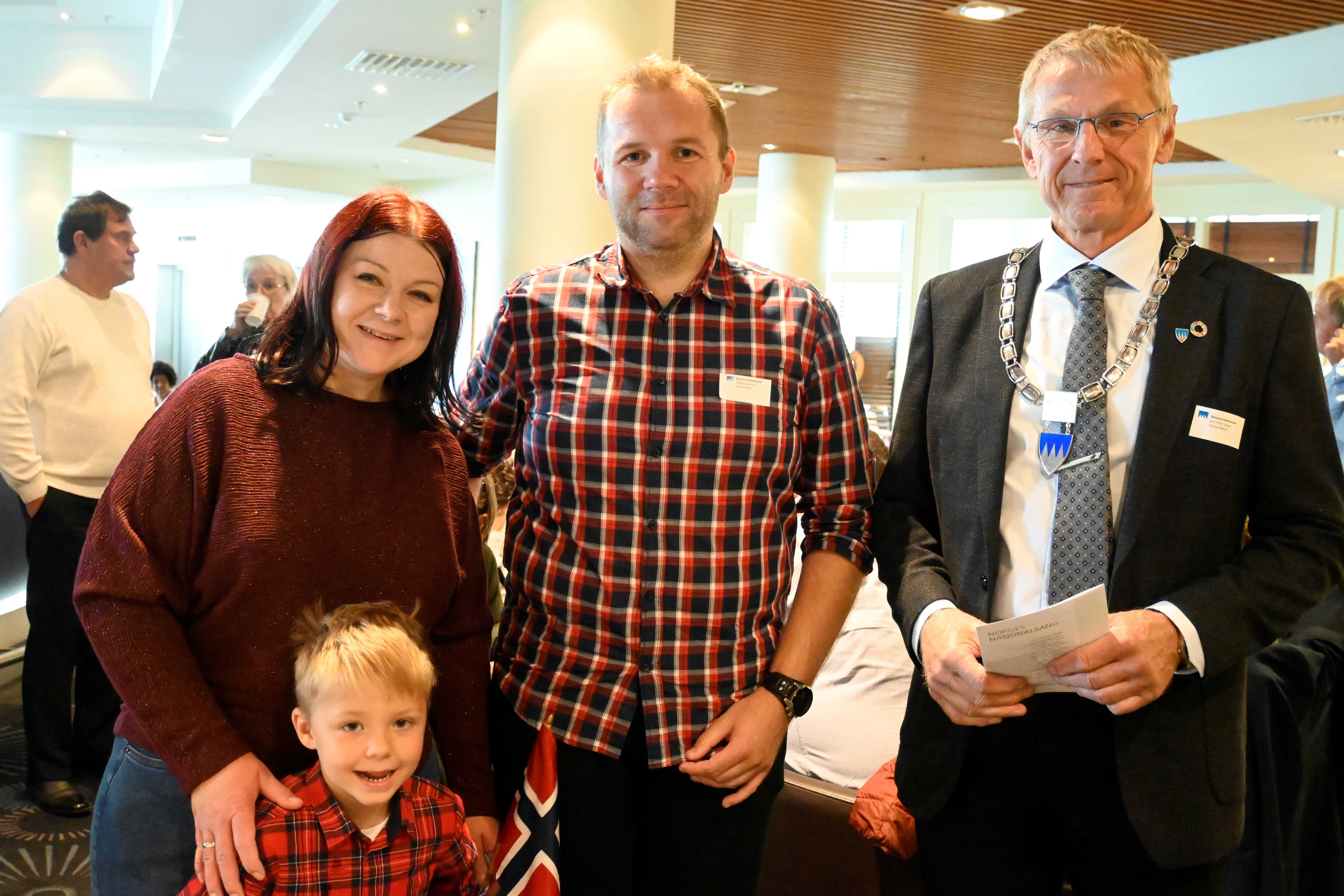 Varaordfører Valde i Rauma saman med familien til David Zwirecki.