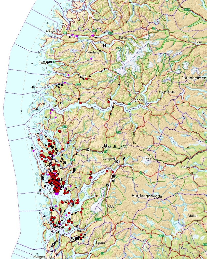 Vestamerikansk hemlokk i Vestland. Svart punkt = registrert førekomst, raudt punkt = førekomst med tiltak, lilla punkt = registrering frå Artskart pr. jan. 2021.