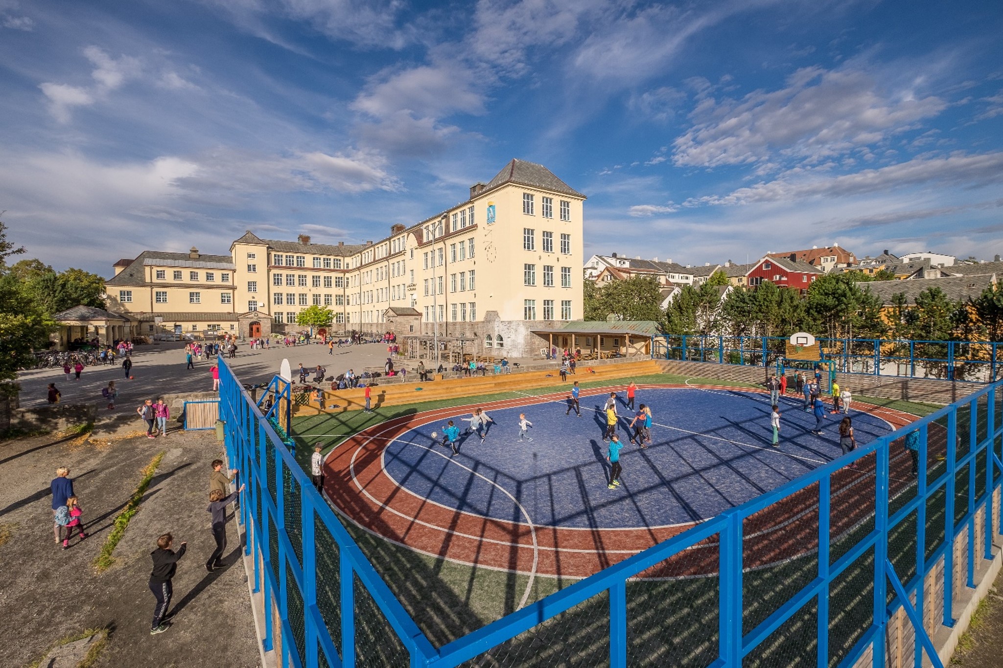 Bilete frå skulegården utanfor Allanengen. Fint vêr, ballspel. 