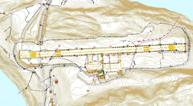 Et kart som viser et ledningsnett for overvann. Kartet inneholder ulike symboler og farger for å representere forskjellige typer terreng, menneskeskapte funksjoner, vegetasjonstetthet og høydekurver. Kontrollpunkter er markert med røde sirkler og forbundet med stiplede linjer, som indikerer ruten for overvannsledningsnettet. 