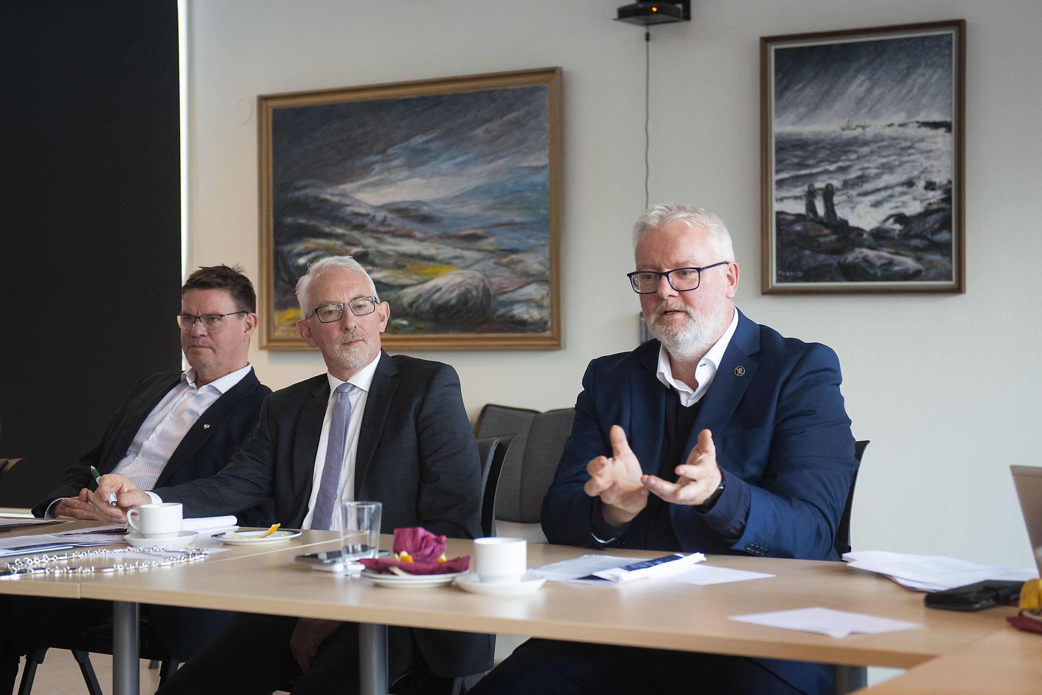 GOD DIALOG: Statsforvalter Frank Jenssen (t.h.) sammen med ordfører Olav Jørgen Bjørkås og rådmann Rune Strøm i Flatanger kommune.