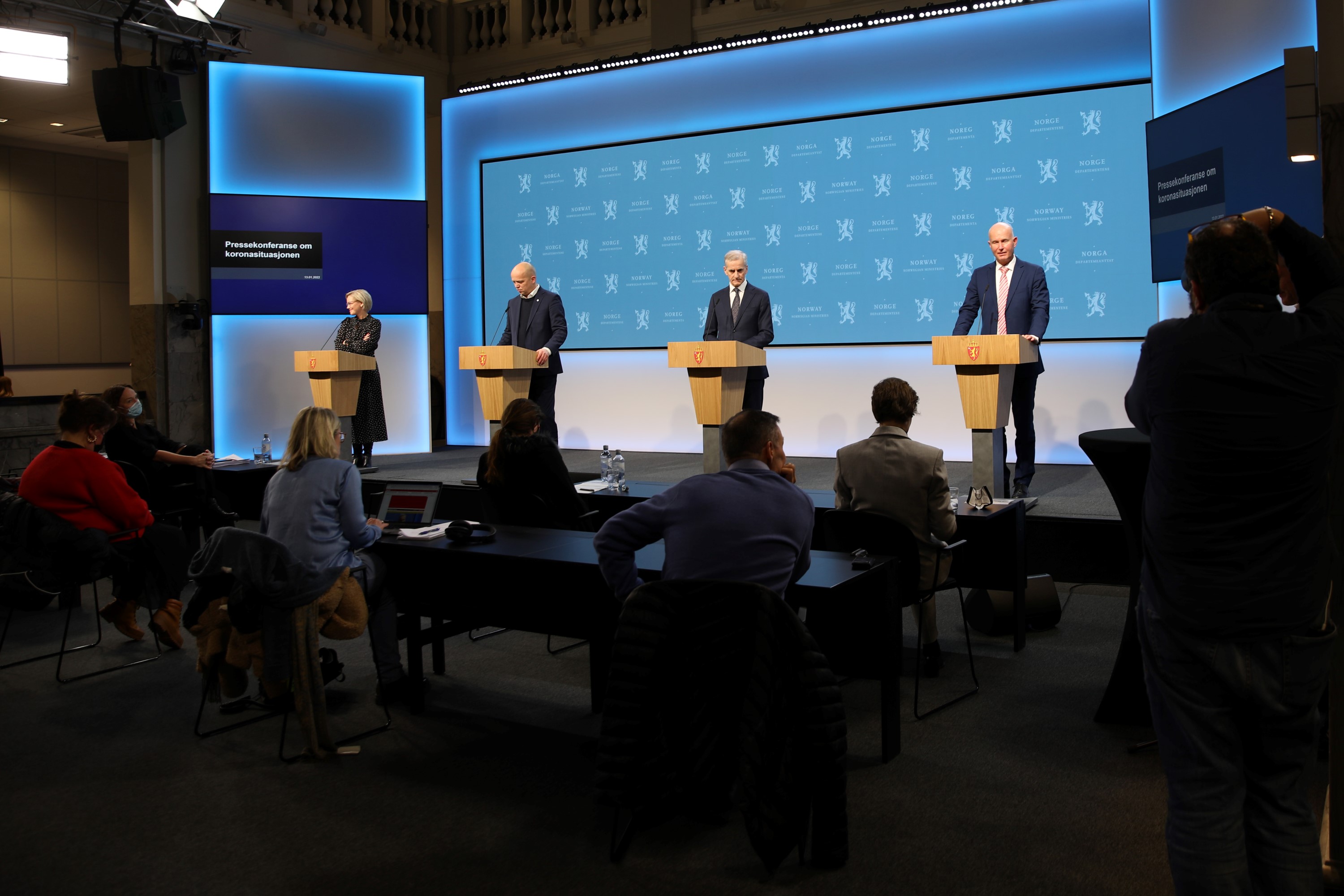 Helse- og omsorgsminister Ingvild Kjerkol, finansminister Trygve Slagsvold Vedum, statsminister Jonas Gahr Støre og helsedirektør Bjørn Guldvog.