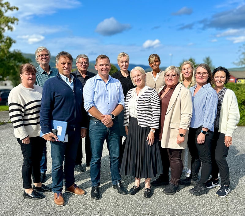 Fotografi av deltakerne på dialogmøte i Bindal kommune. Oppstilt utendørs