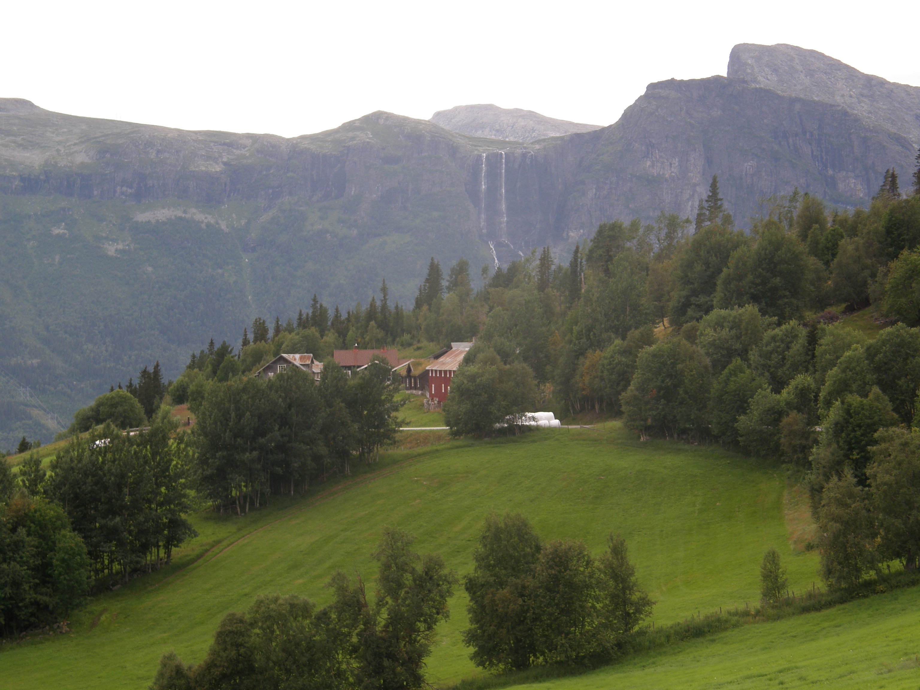 Fjellandbruk i Hemsedal med utsikt mot Hydnefossen.
