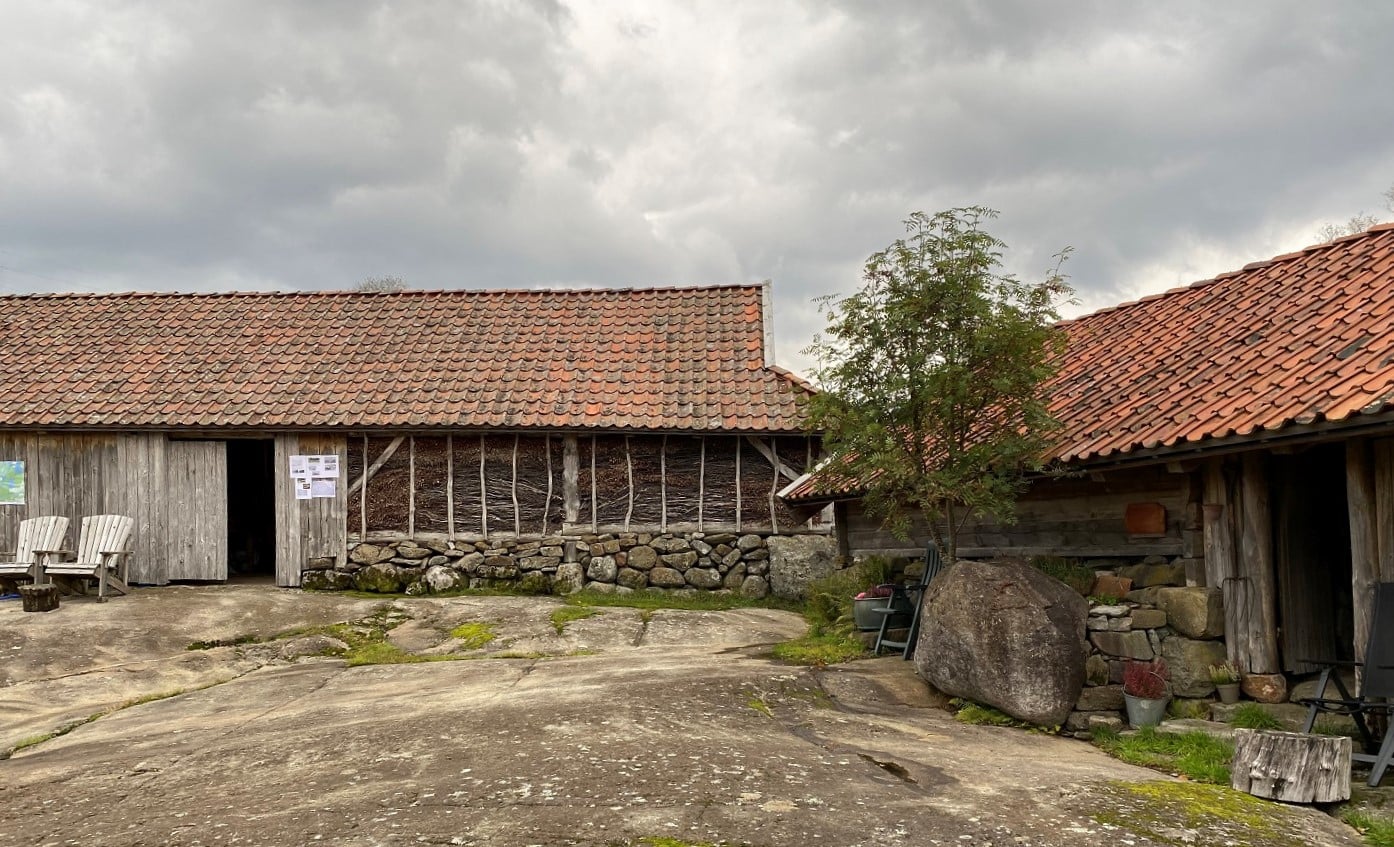Gårdstunet på den freda Øen-tunet gard i Dalane.