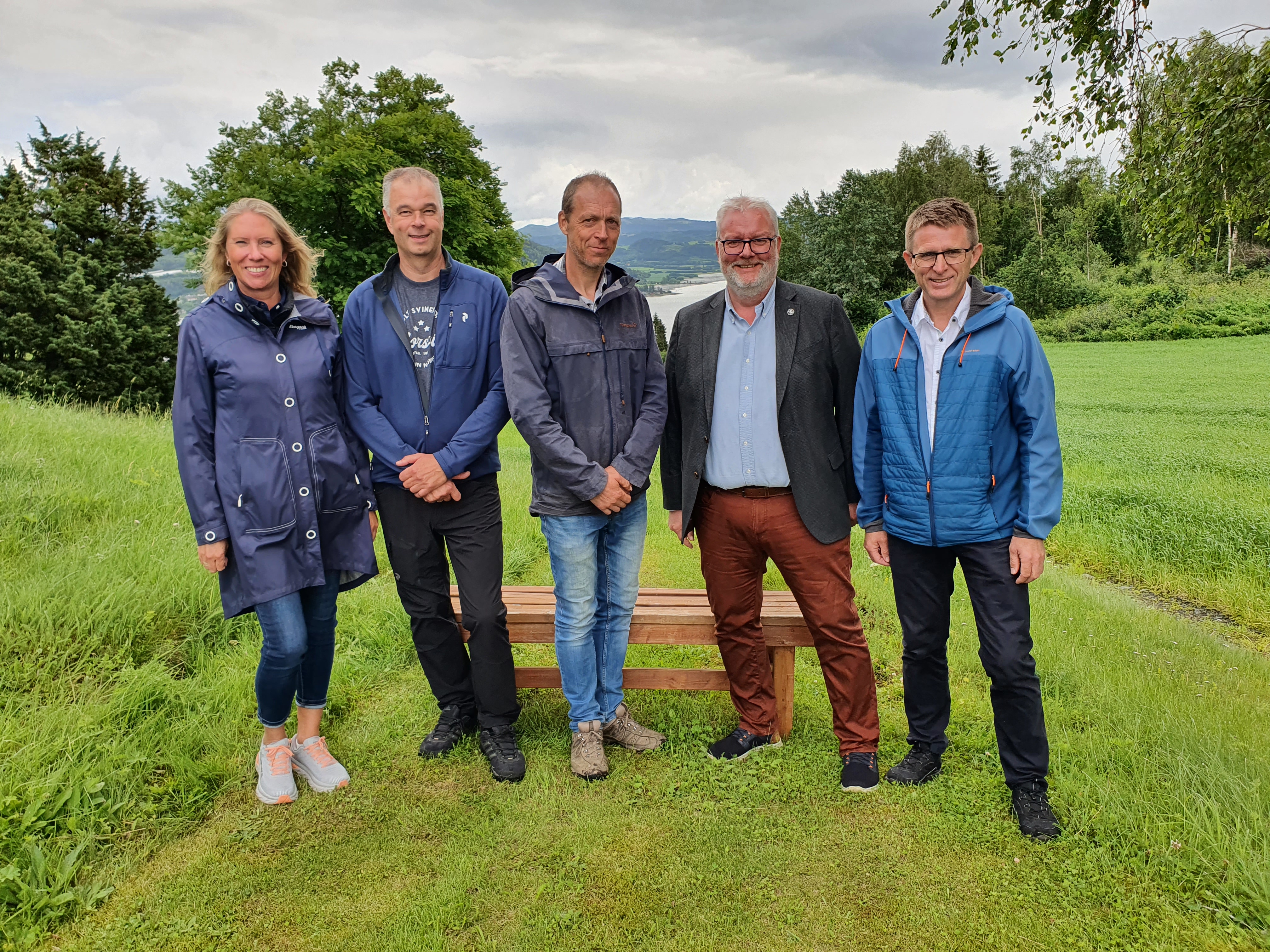 Frå venstre: Kulturlandskapsprisvinnarane  Siri og Tor Værdal, fung landbruksdirektør Anstein Lyngstad, Statsforvaltar Frank Jenssen og varaordførar Jonny Melting.
