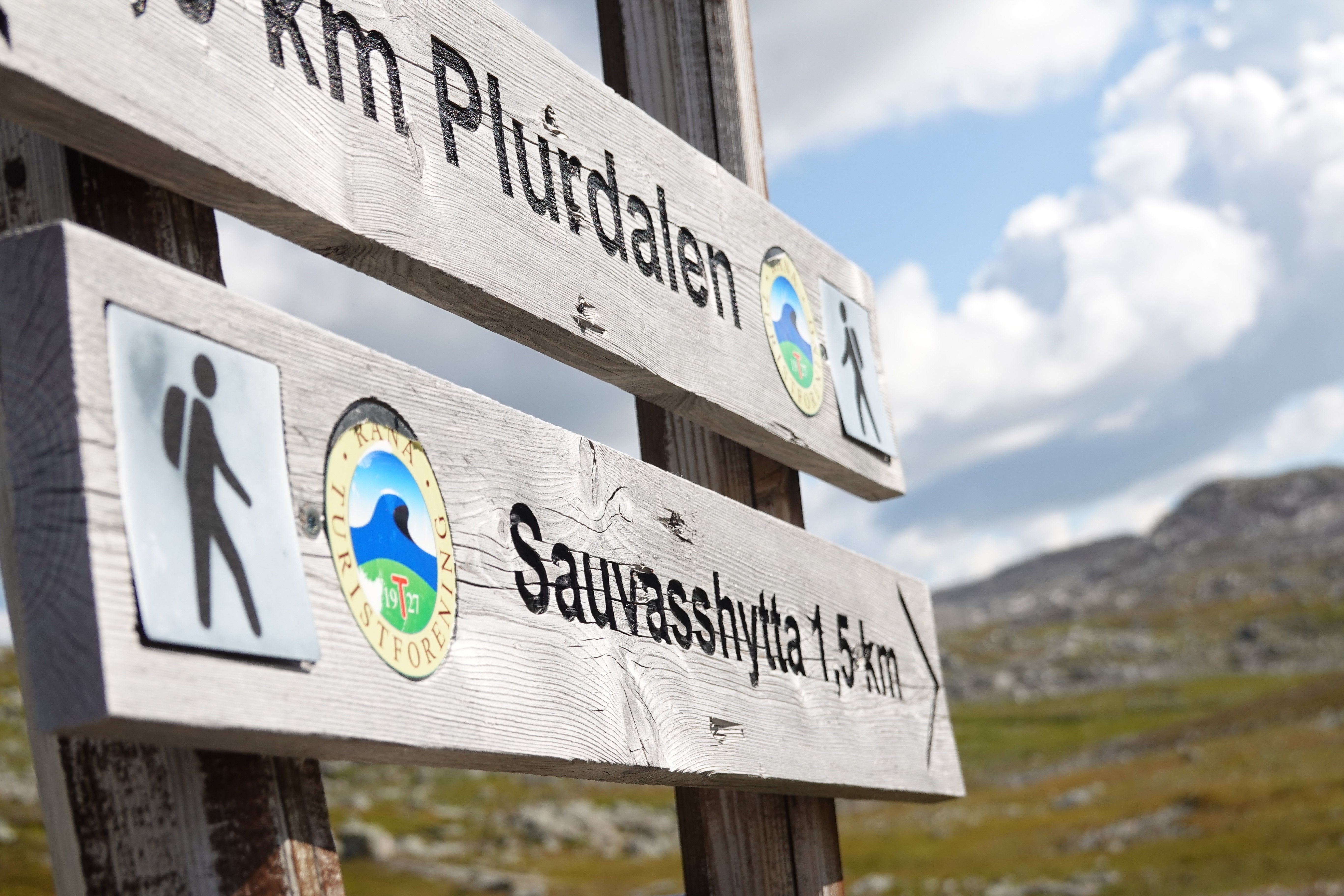 To bilder i et. Det ene viser to skilt som peker mot mål i naturen. Det andre viser to personer som går etter merket løype. 