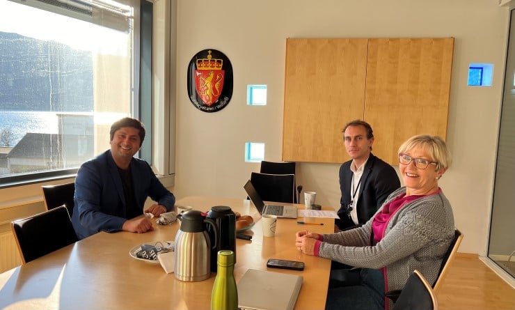 Stortingsrepresentant Himanshu Gulati, seksjonsleiar Mats Petter Sydengen og statsforvaltar Liv Signe Navarsete sit rundt eit møtebord. 