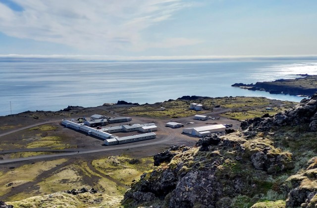 Olonkinbyen, med tankanlegget oppe til høyre, sett fra fjellet Bikuben
