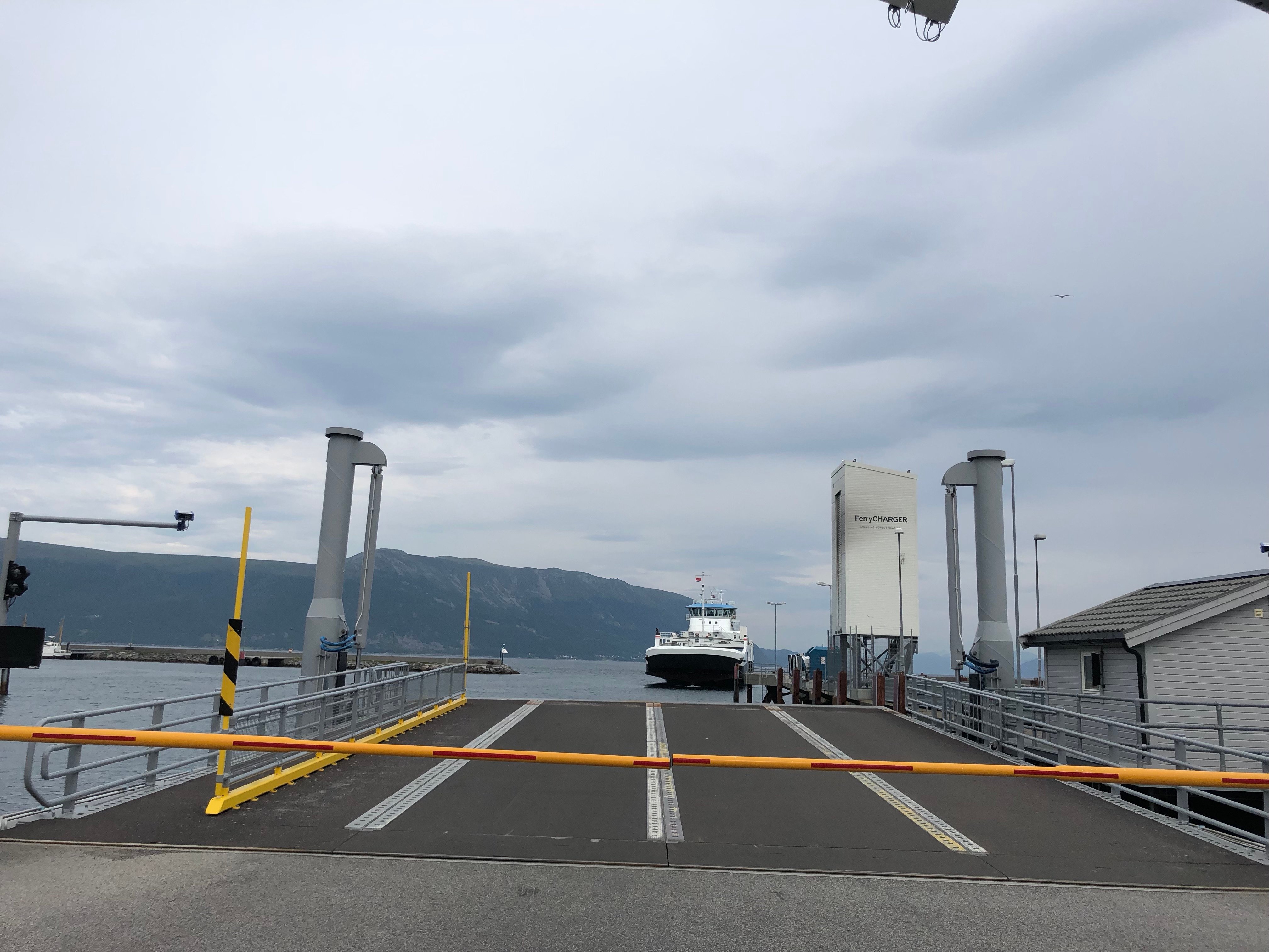 Fylkeskommunen vil i perioden 2019 til og med 2024 ha 16 ferjer med elektrisk framdrift fordelt på ti samband, og slik bli eit føregangsfylke i ferjesektoren.  Foto: Møre og Romsdal Fylkeskommune