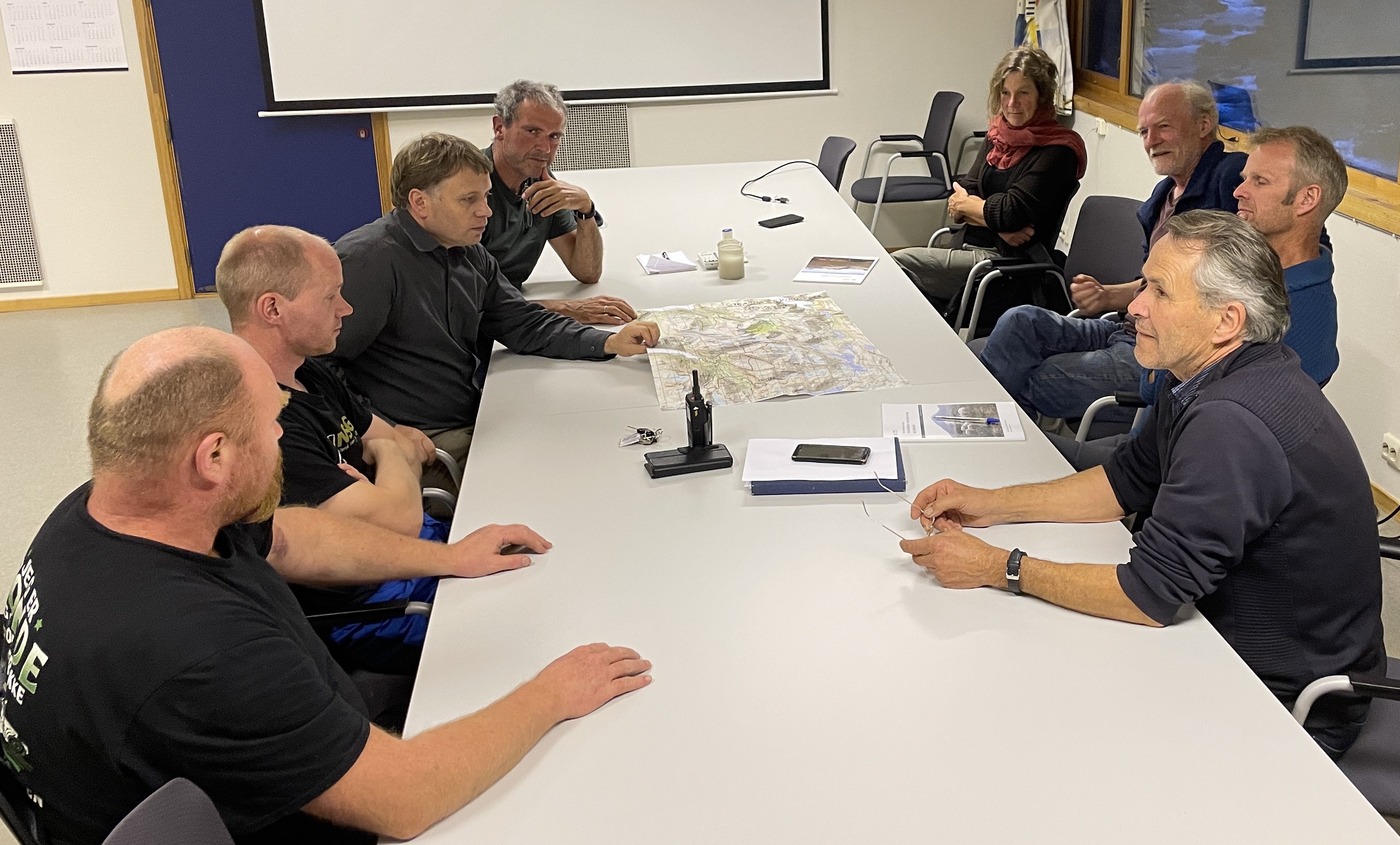 Eit bilete som viser fagpersonane ved NIBIO diskuterer avgrensinga av kartleggingsområdet med representantar for grunneigarane. F.v. Bjørn Helge Rønneberg, Kristian Indreeide, Arvid Berge (jordbrukssjef Fjord), Michael Angeloff (NIBIO), Ingvild Hansen Nystad (verneområdeforvaltar), Yngve Rekdal (NIBIO), Jon Kåre Løvoll og Jostein Sande