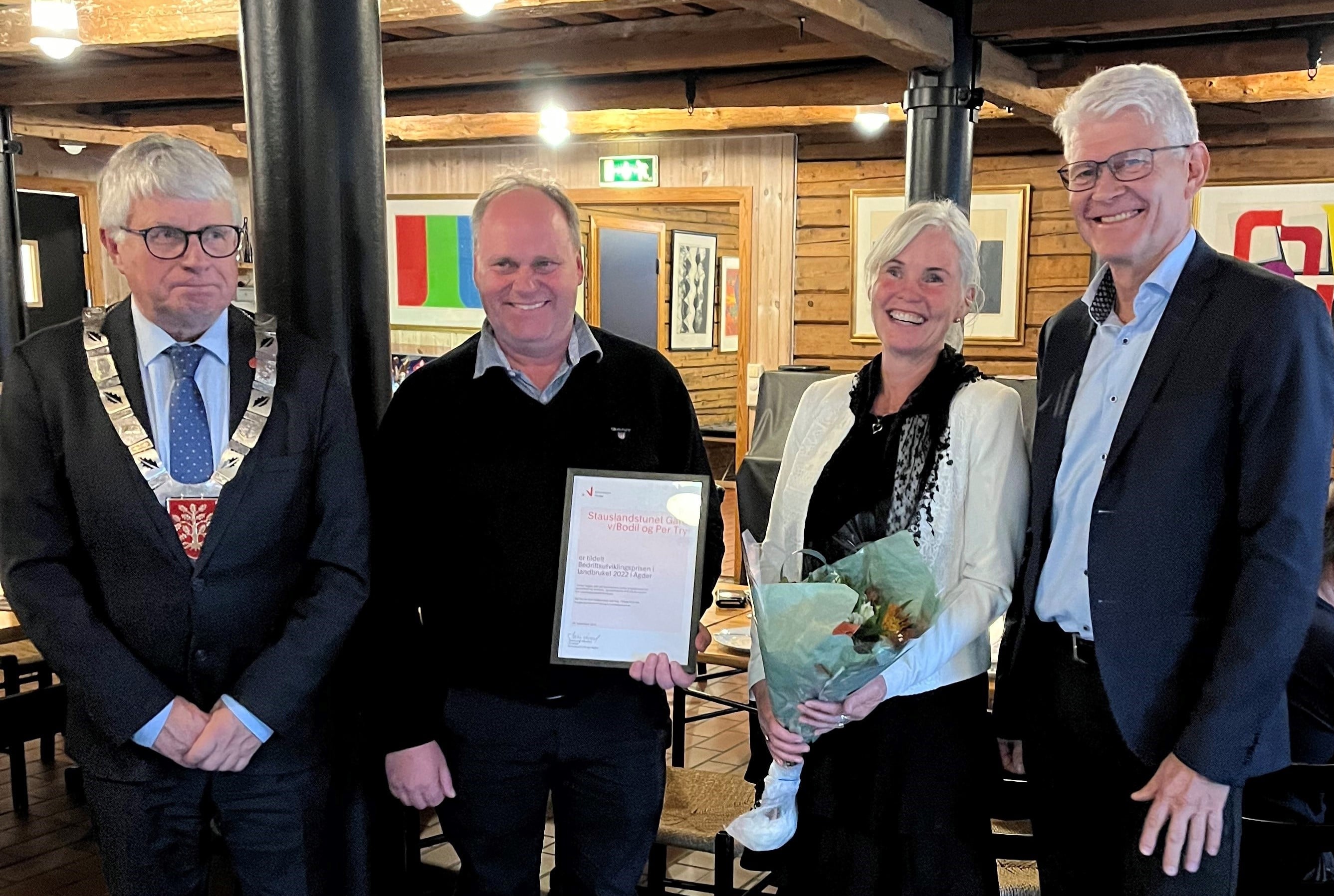 Leder i Innovasjon Norge Agder, Sveinung Hovstad (t.h.), og fylkesordfører Arne Thomassen (t.v.) har overrakt bedriftsutviklingsprisen til Bodil og Per Try.