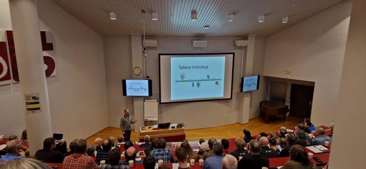 Christer Karlsson (Sveriges lantbruksuniversitet) presenter for en full konferansesal