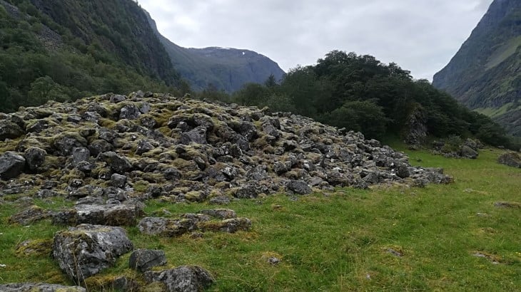 Bilde viser ei gravrøys 