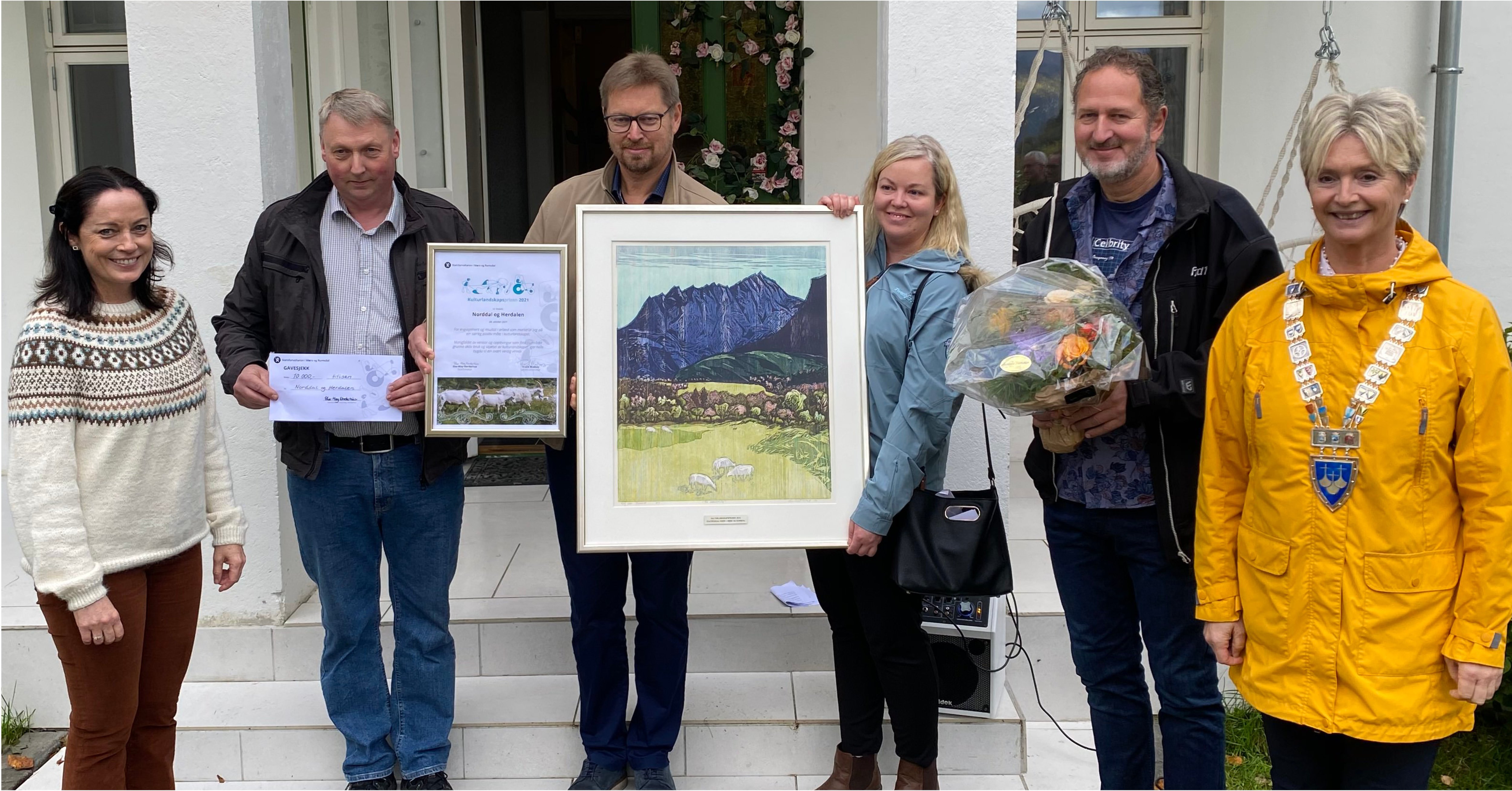 Statsforvaltar Else-May Norderhus og fylkesordførar Tove Lise Torve overrekte prisen til representanter frå bygda: Karl Inge Lilleås, Stein Ivar Krohn, Ingrid Marie Relling og Lars Storås. 