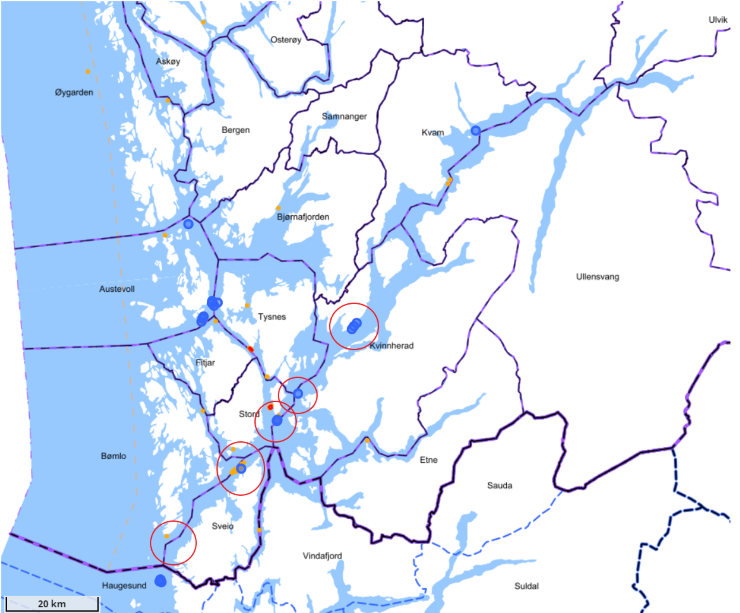 Dei fem områda som no skal kartleggast for korallførekomstar i ytre Hardangerfjorden (raud sirkel). Frå inst til ytst: Ulvaneset, Husnesfjorden, Bukkarevet/Bruskjærrevet/Huglhammaren, Tråvassrevet og terskelområde i utlaupet av fjorden. Gule prikkar er HI sine observasjonar, nye og historiske, og dei blå er data som Statsforvaltaren har samla frå diverse rapportar. 