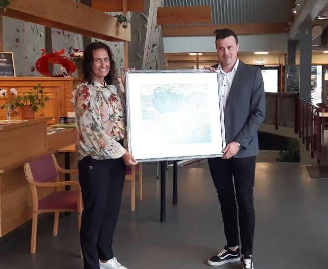 Bilde viser statssekretær Wenche Westberg som deler ut pris til leiar av Skjolden beitelag. Prisen er grafisk blad i tresnitt utført av Hans Normann Dahl.