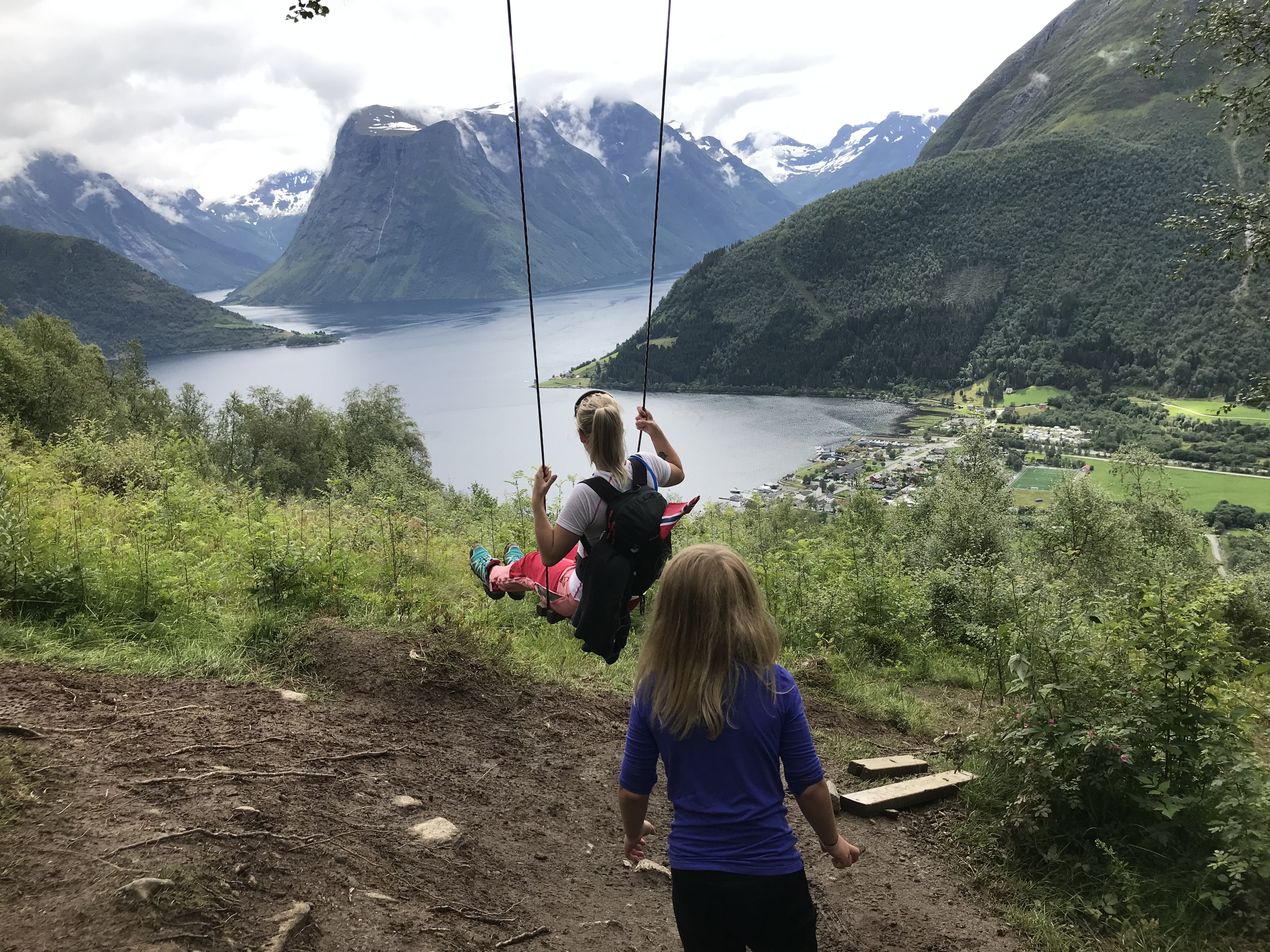 Sæbø, i dalen her i bildet, skal få ny skole og barnehage i massivt tre. Skolebarna skal plante trær i skogen over Sæbø. 