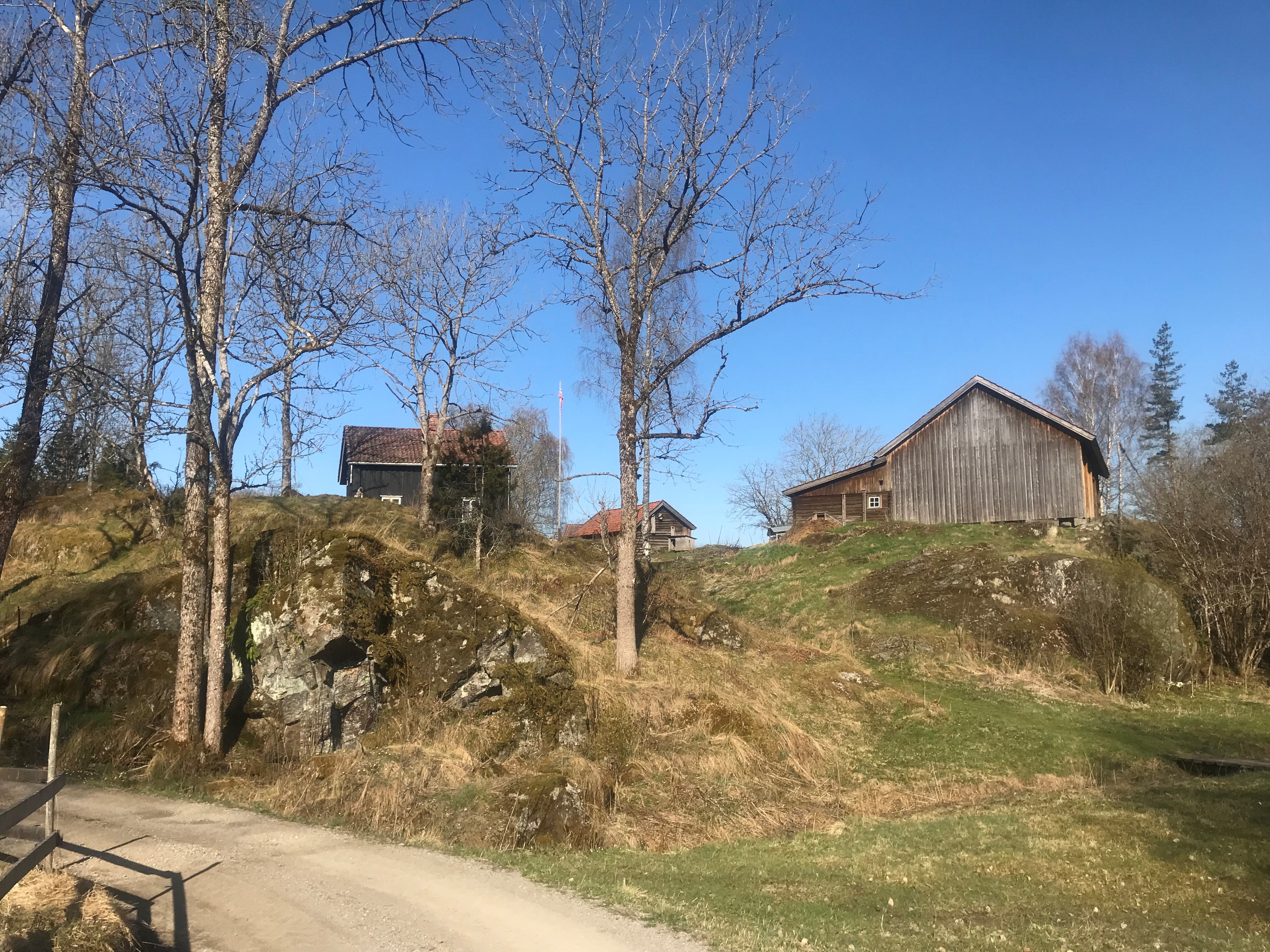 Bygninger, kulturlandskap, blå himmel