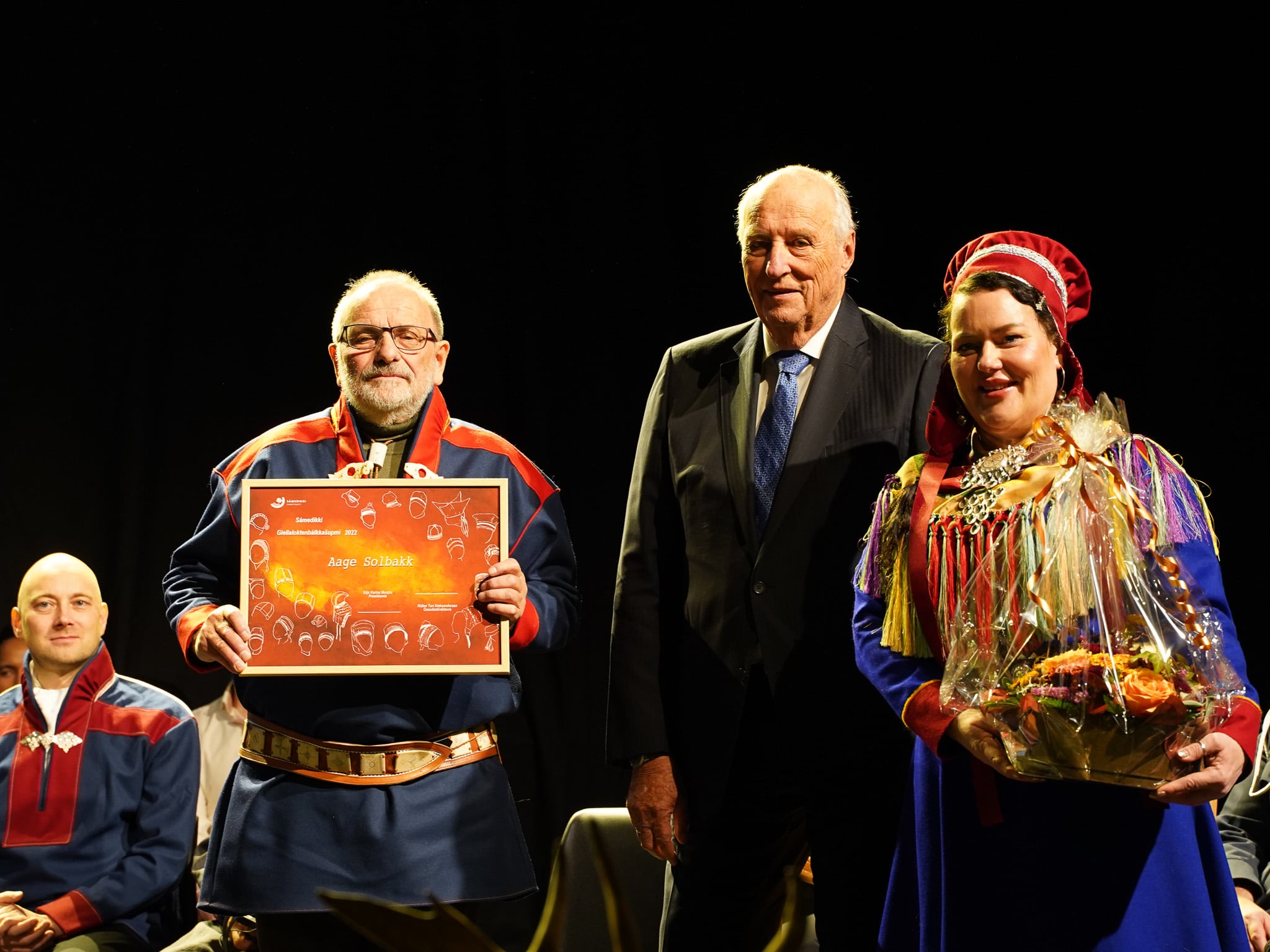Kong Harald sammen med språkprisvinner Aage Solbakk og sametingspresident Silje Karine Muotka.