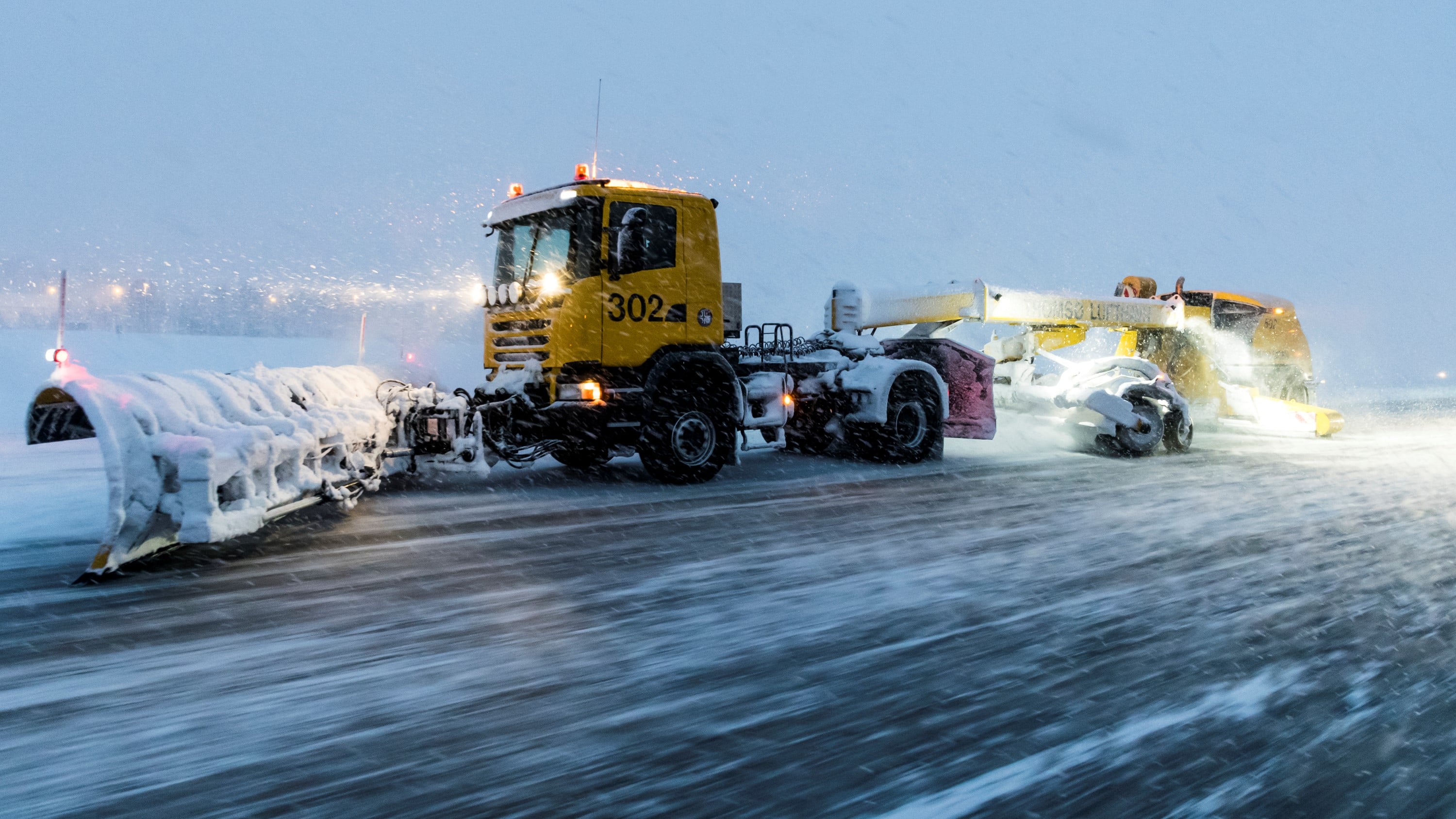 Snørydding på Tromsø lufthavn, Langnes.