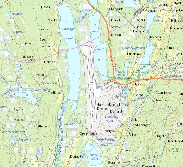 Langvatnet ligger tett på lufthavnen i nordøst, mens Kjerkvatnet ligger på den sørlige siden.