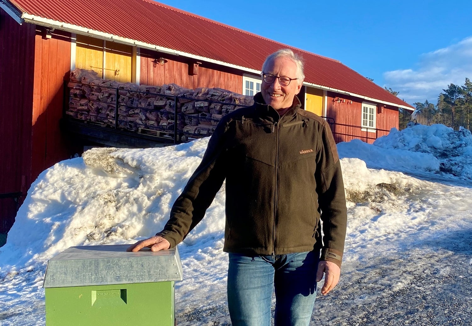 John Georg Songedal har investert i bikuber, slyngerom og lager. 