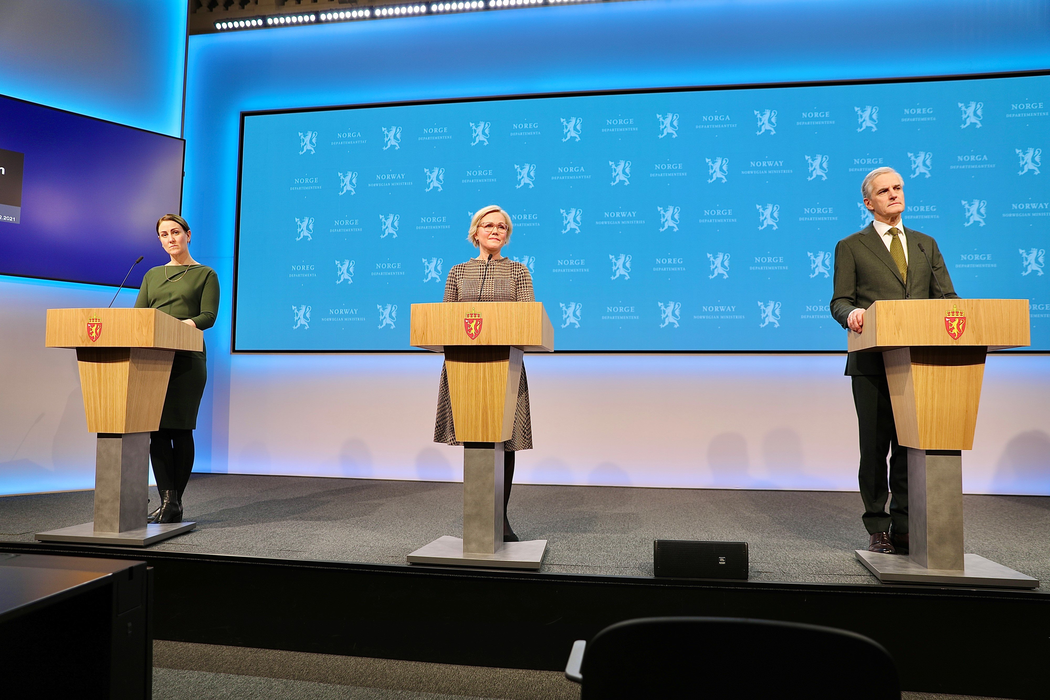 Tonje Brenna, Ingvild Kjerkol og Jonas Gahr Støre under mandagens pressekonferanse om nye tiltak.