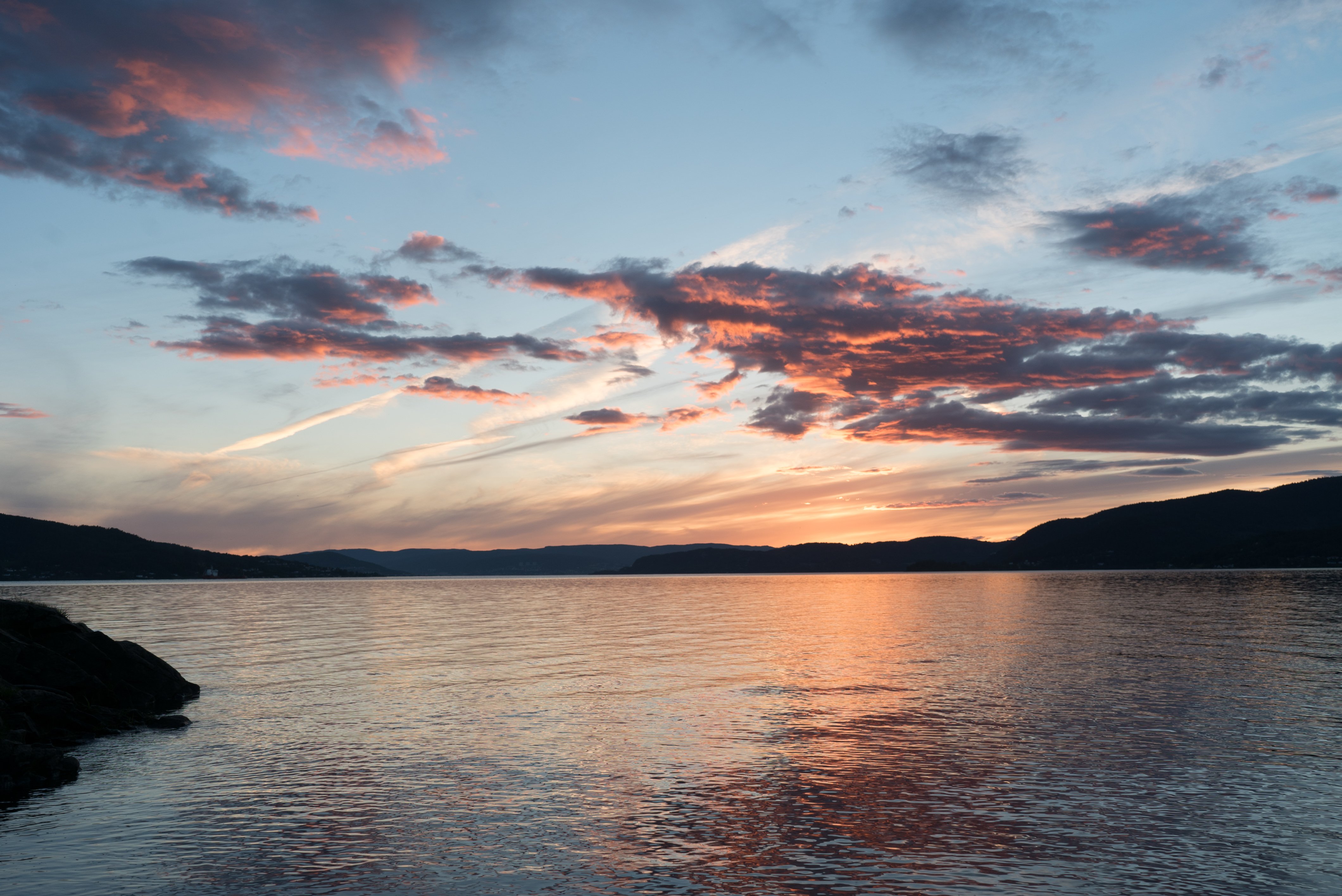Skyer i solnedgang over Drammensfjorden