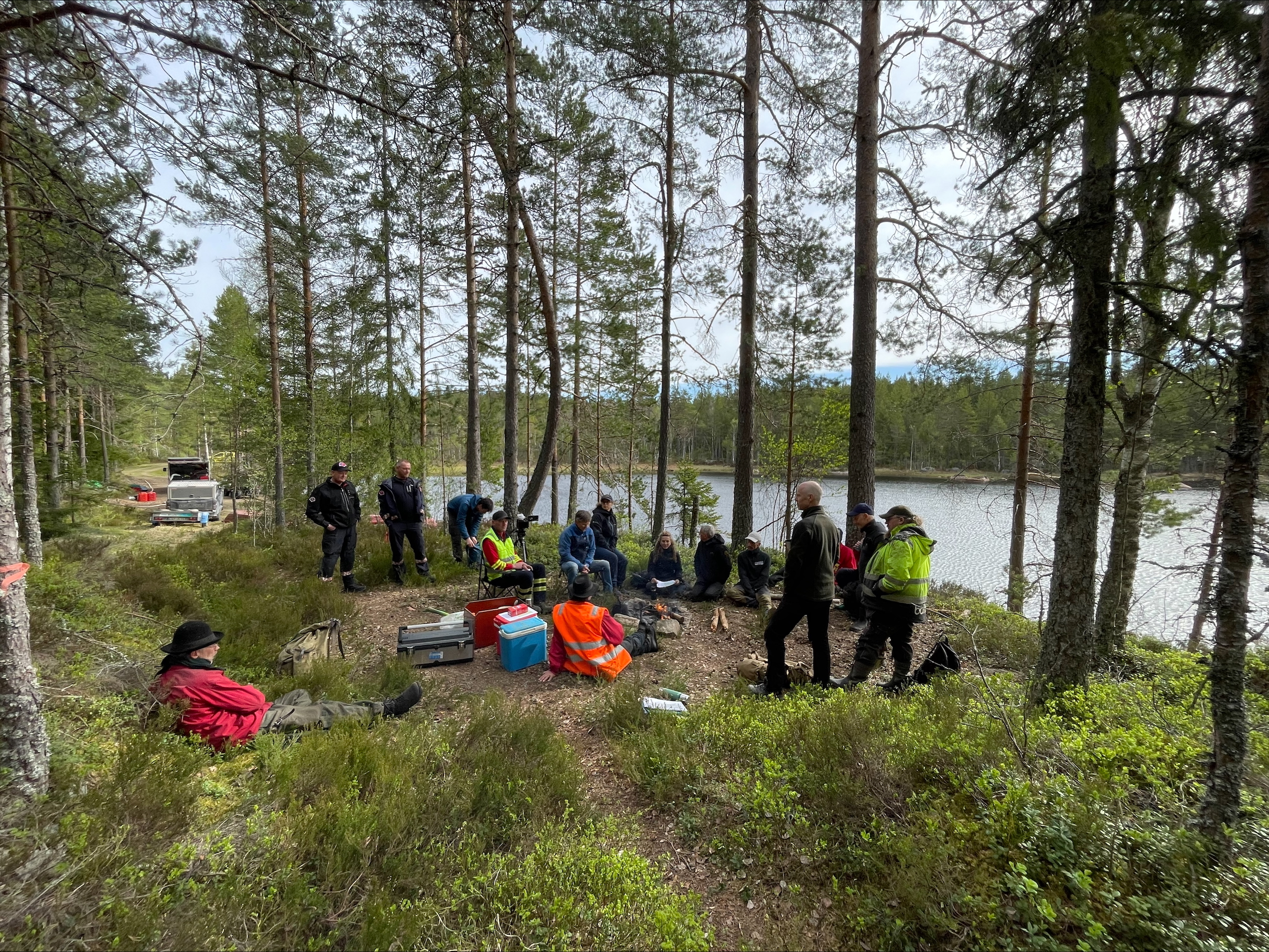 Teamet er på plass i skogen.