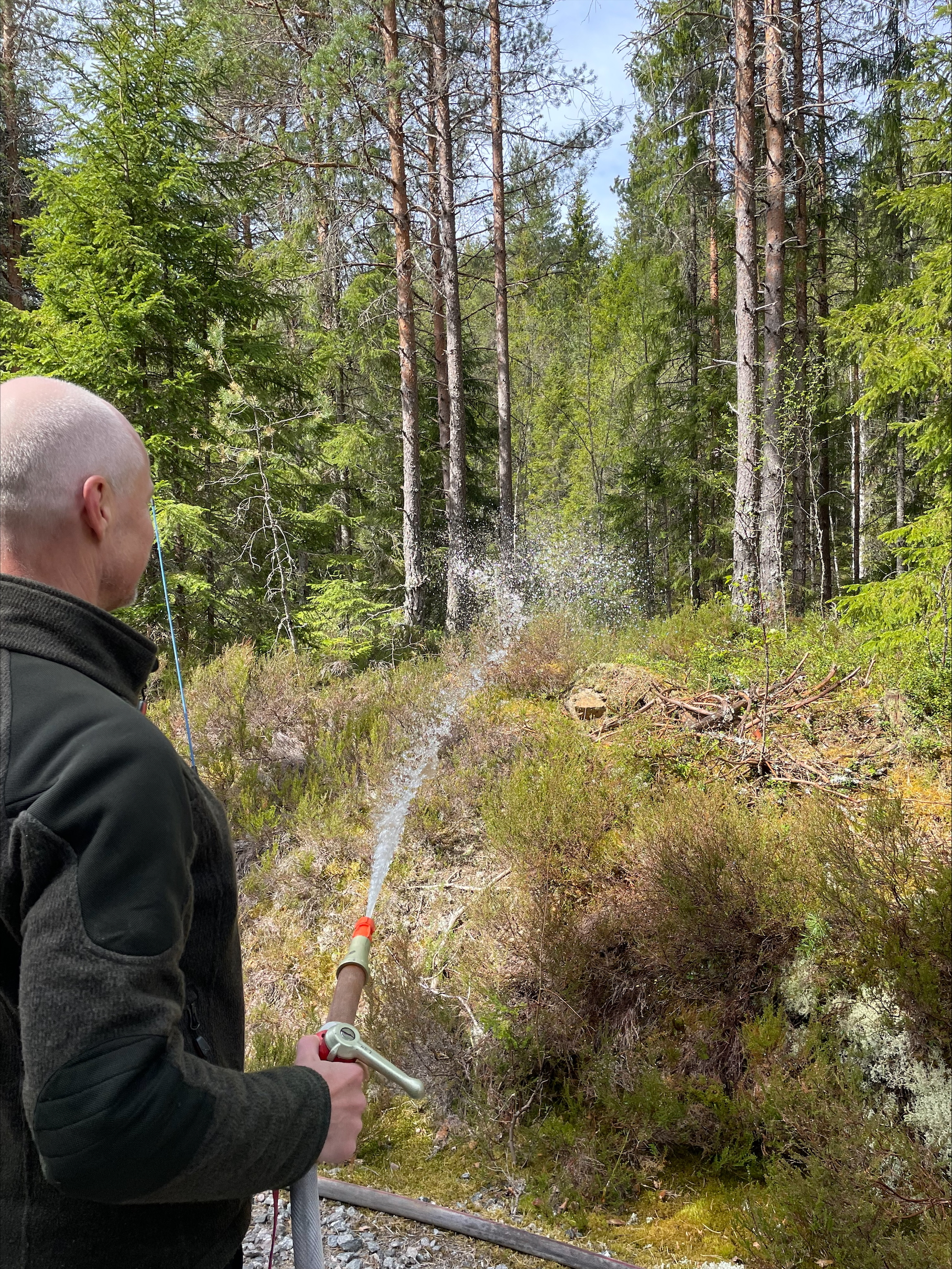 Mann vanner i skogen.