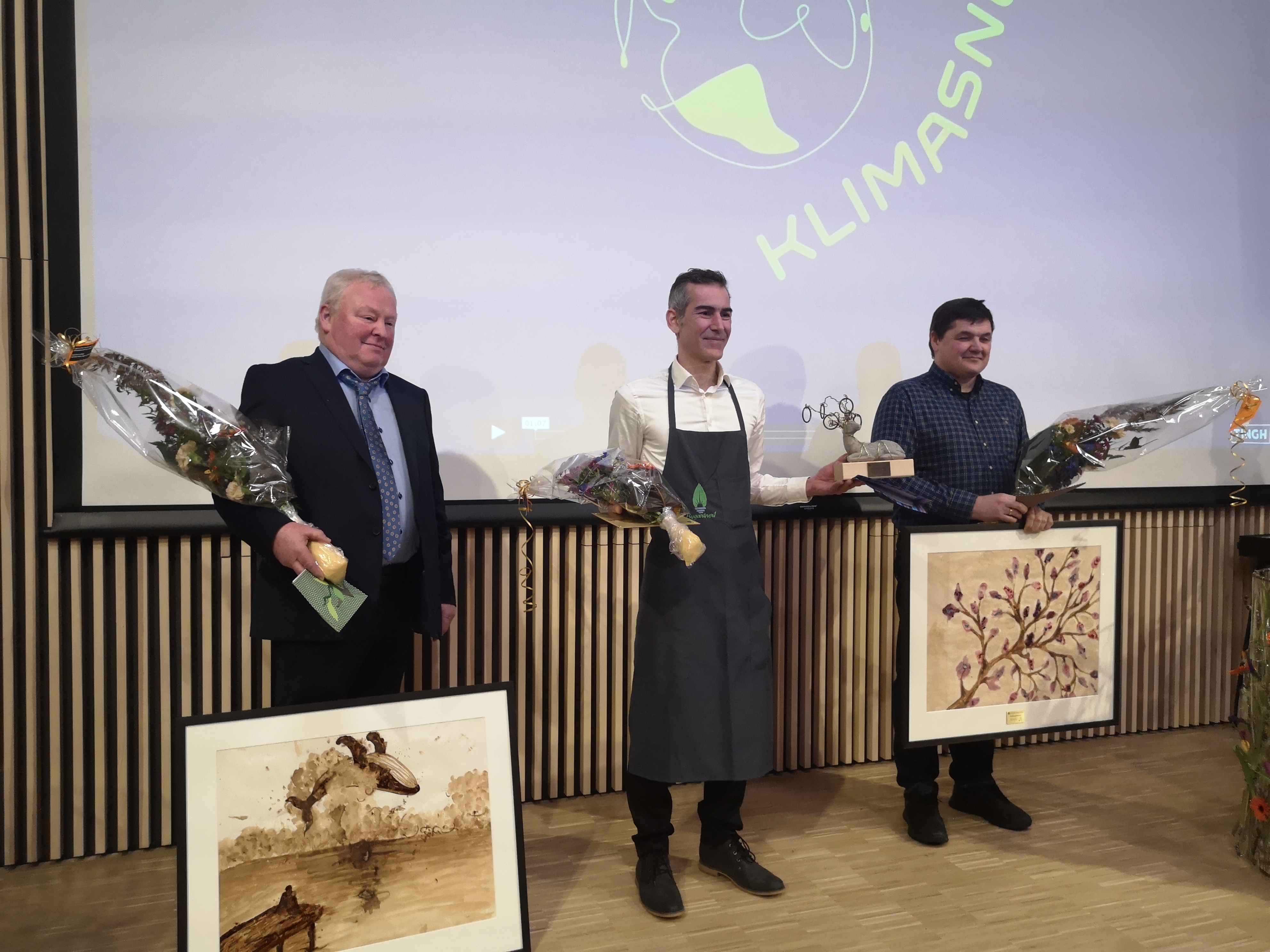 Her er vinnaren saman med dei to andre nominerte. Frå venstre Finn Roger Trodal, Tugushan Alp og Frank Flusund frå Sæbø skule og barnehage. 