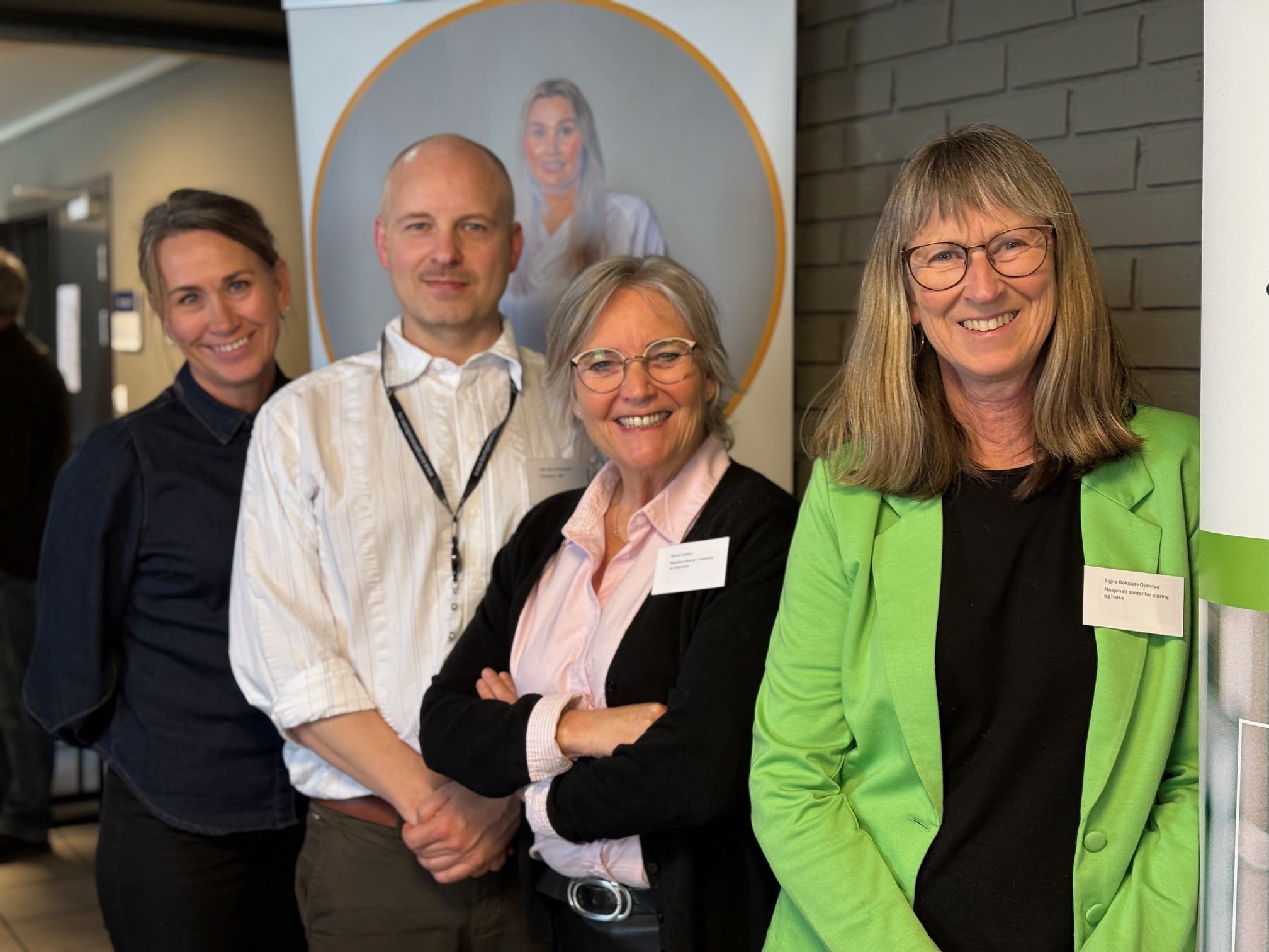 Bilde av deltakere fra samlingen. Fra venstre: Bente Østbakken Aasoldsen, Kommunalsjef i Porsgrunn, Kåre Rønn Richardsen, visedekan ved USN; Randi Askjer, fagsjef ved Helse og omsorgsavdelingen i Statsforvalteren i Vestfold og Telemark, og Signe Baksaas Gjelstad, Rektor ved fagskolen i Nasjonalt senter Aldring og helse. 
