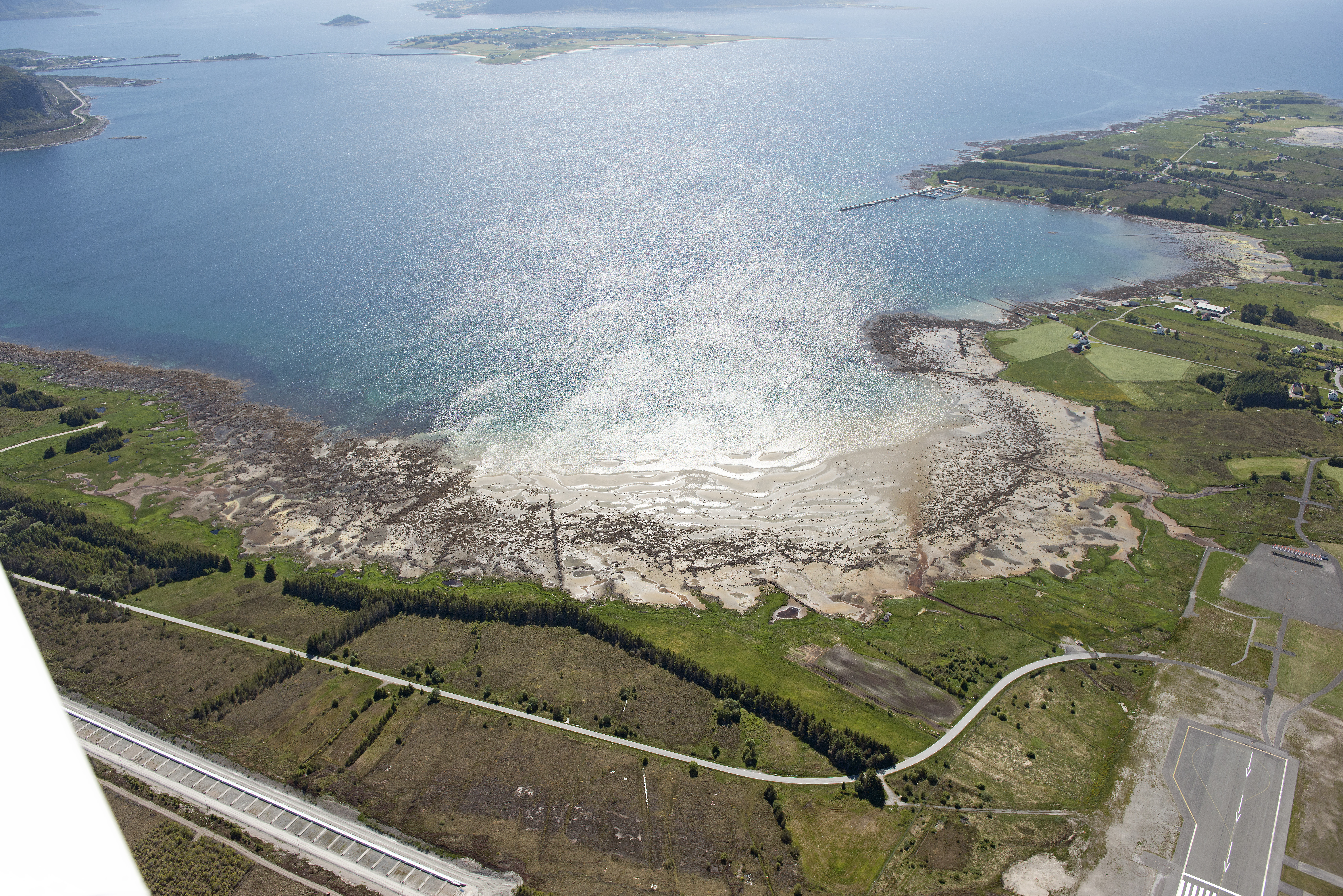 Bilete 3. Flyfoto over Blindheimsvik tatt mot s&oslash;rvest. Giske i bakgrunnen (foto: Fylkesmannen i M&oslash;re og Romsdal).