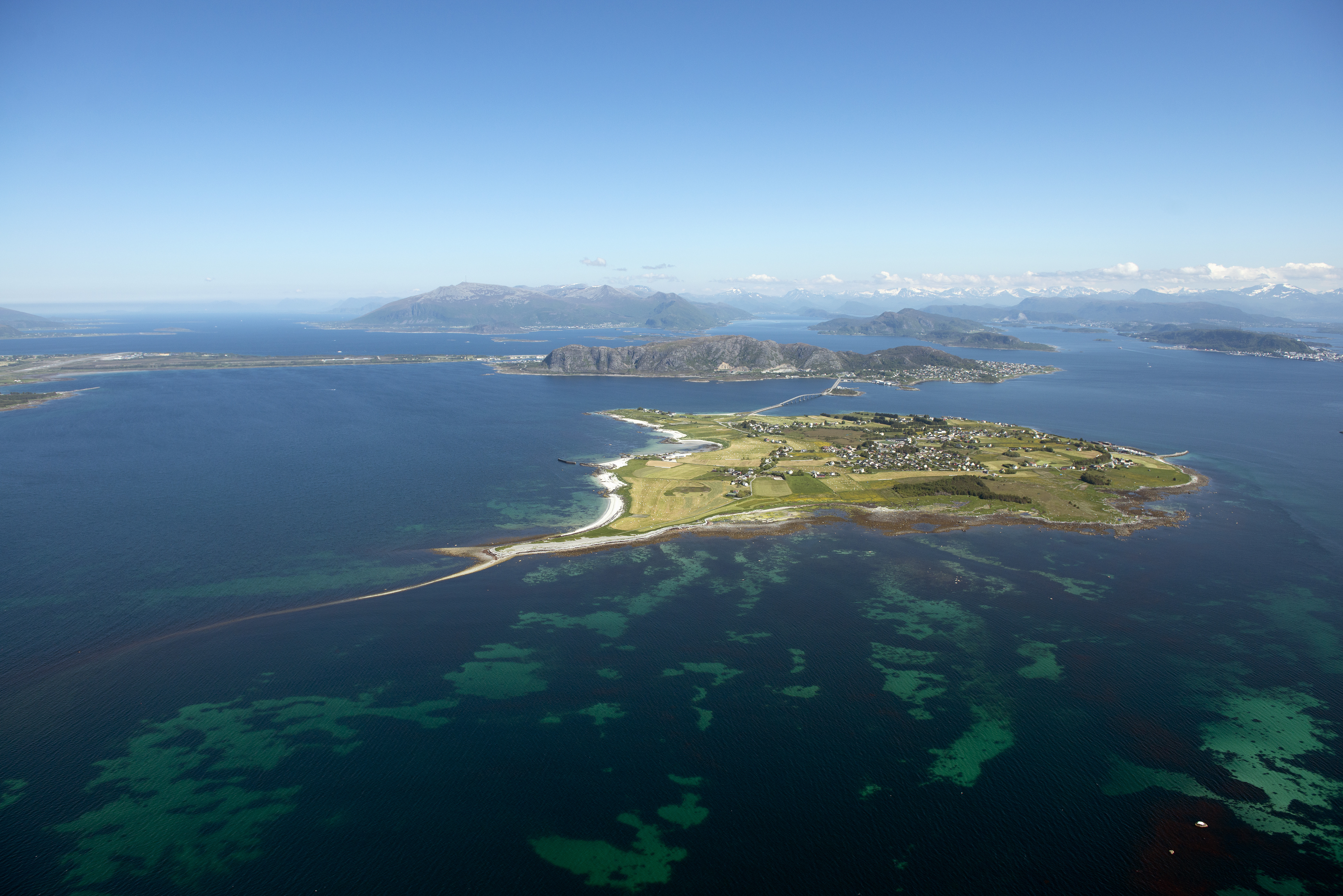 Bilete 2. Flyfoto over Giske med deler av Giskerevet. Foto tatt mot &oslash;st. Valder&oslash;ya og Vigra i bakgrunnen (foto: Fylkesmannen i M&oslash;re og Romsdal).