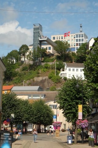 Bilde fra Torvet i Arendal retning glassheisen som fører til Fløyheia