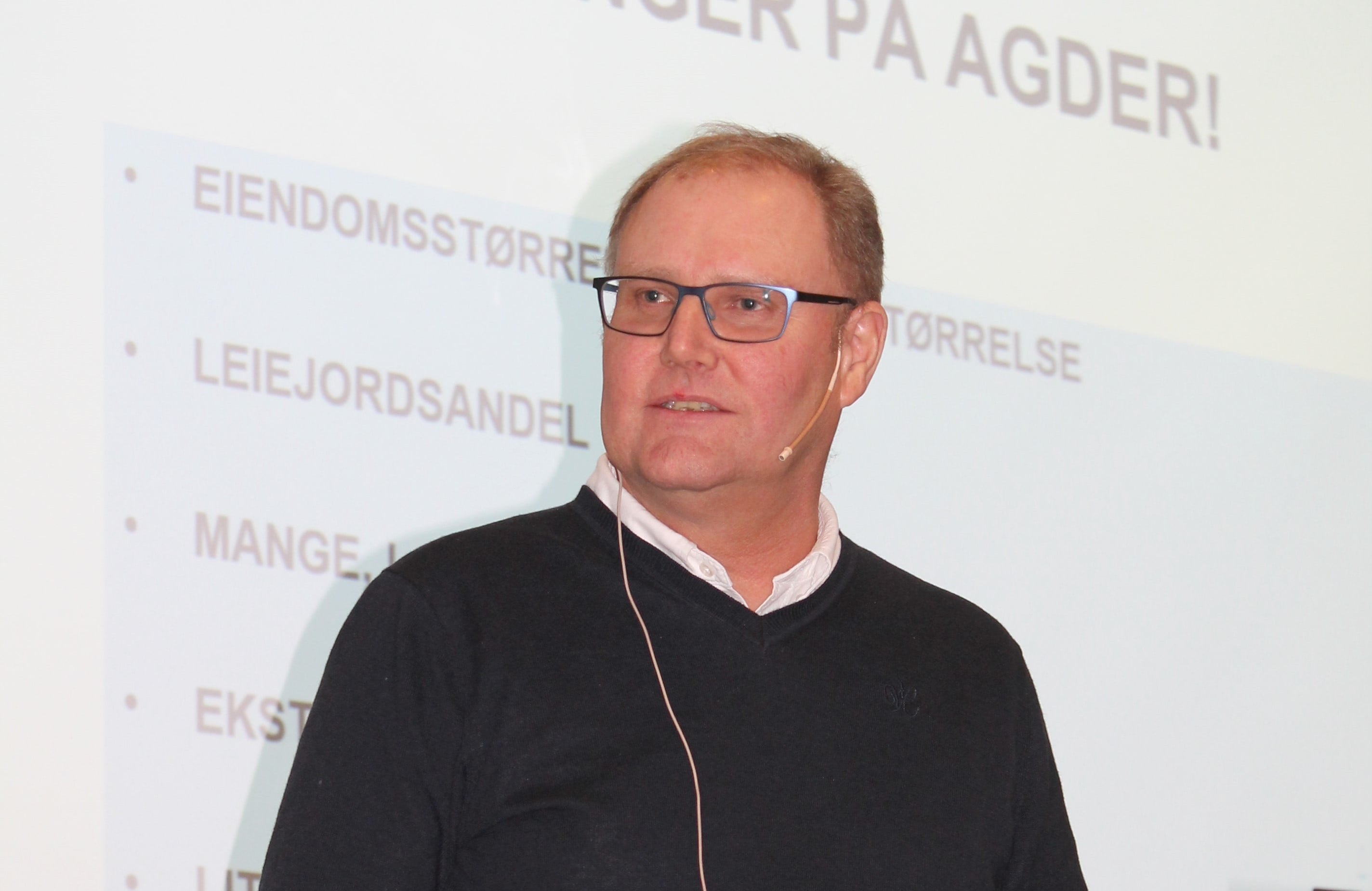 Tore Haugum holder foredrag.