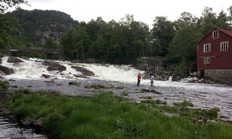 To fiskere som fisker med stang i Audna nedenfor Melhusfossen.