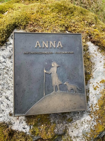 Minnesmerke over grenselos Anna Pedersdatter ved Makkvatnet. 
