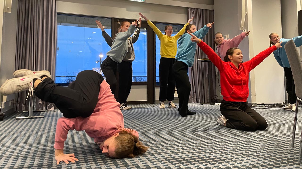 Elever ved danselinjen på Bodø videregående skole fremfører en street-koreografi for deltakerne på plankonferansen