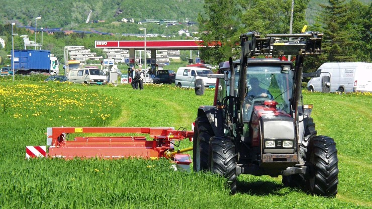 Fôrhøsting ved bensinstasjon