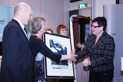 Turid og Jakob Guttormsen fikk overrakt Kulturlandskapsprisen for 2012 for sitt arbeid med å verne hekkende ærfugl på Holmholmen. Turid og Jakob Guttormsen fikk overrakt Kulturlandskapsprisen for 2012 for sitt arbeid med å verne hekkende ærfugl på Holmholmen.