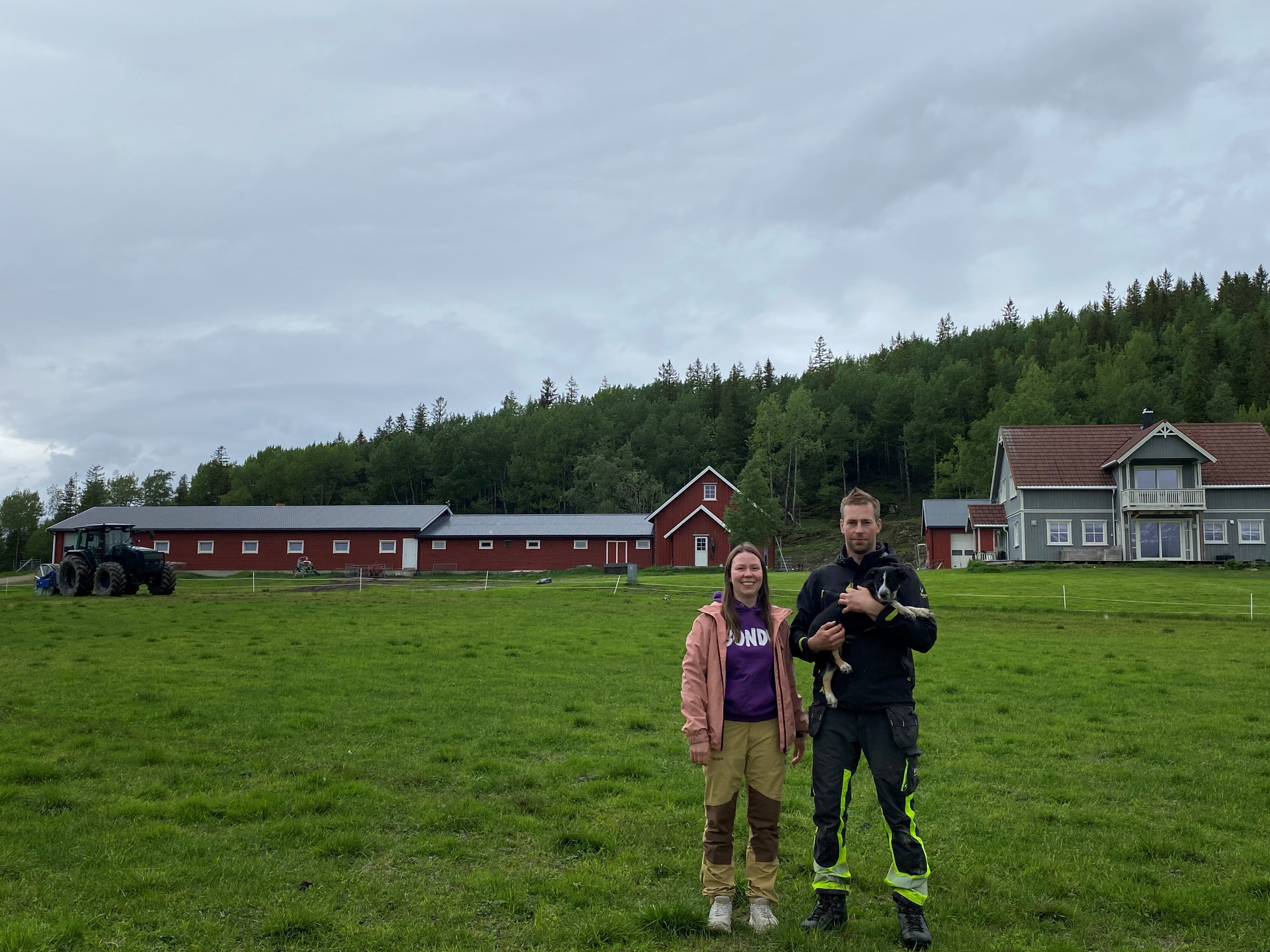 Gårdbrukere på jordet ved en gård