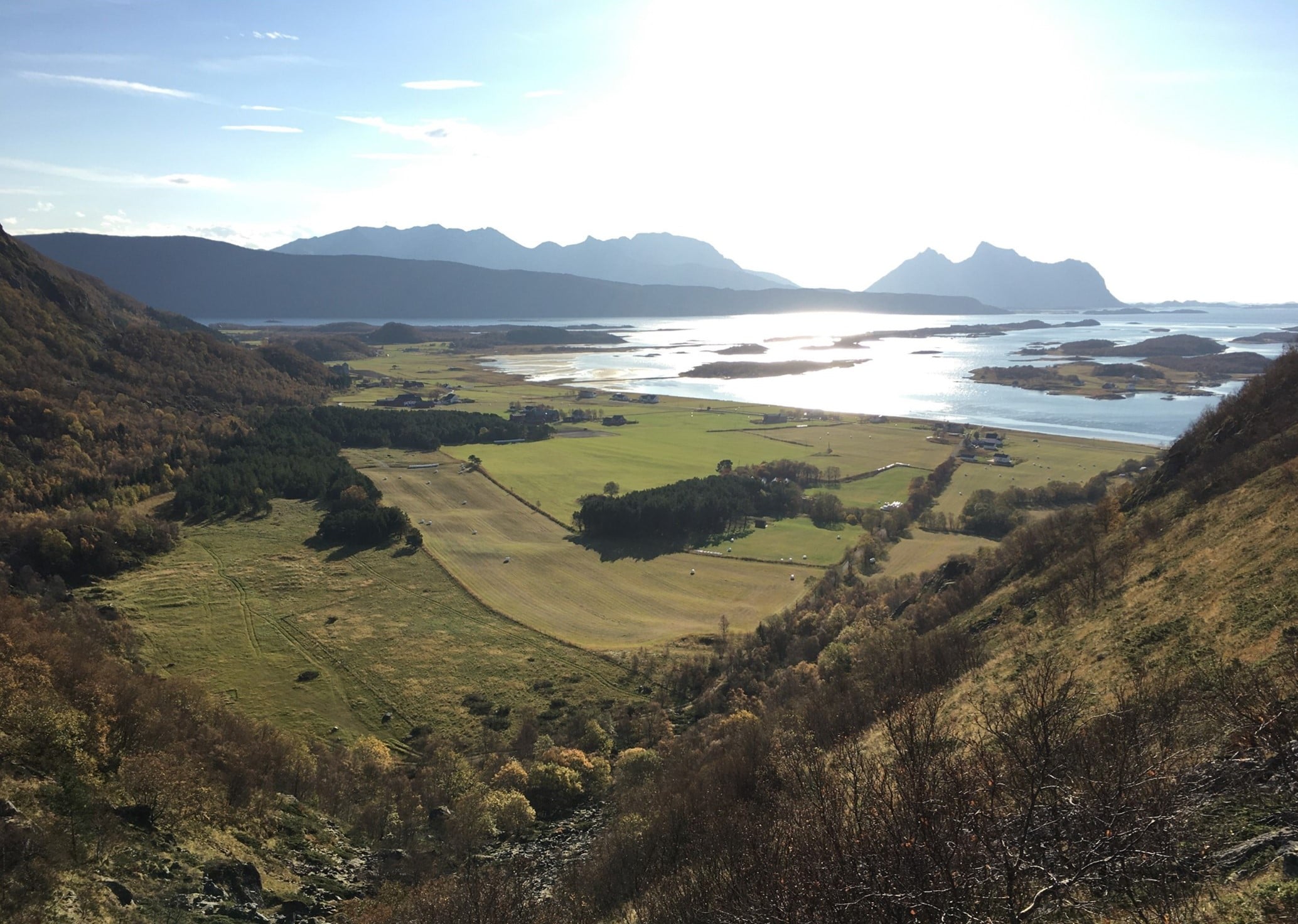 Grønne enger, hav og fjell