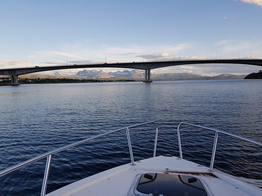 Fra båt i Hopen - innenfor Tverlandsbrua i Bodø