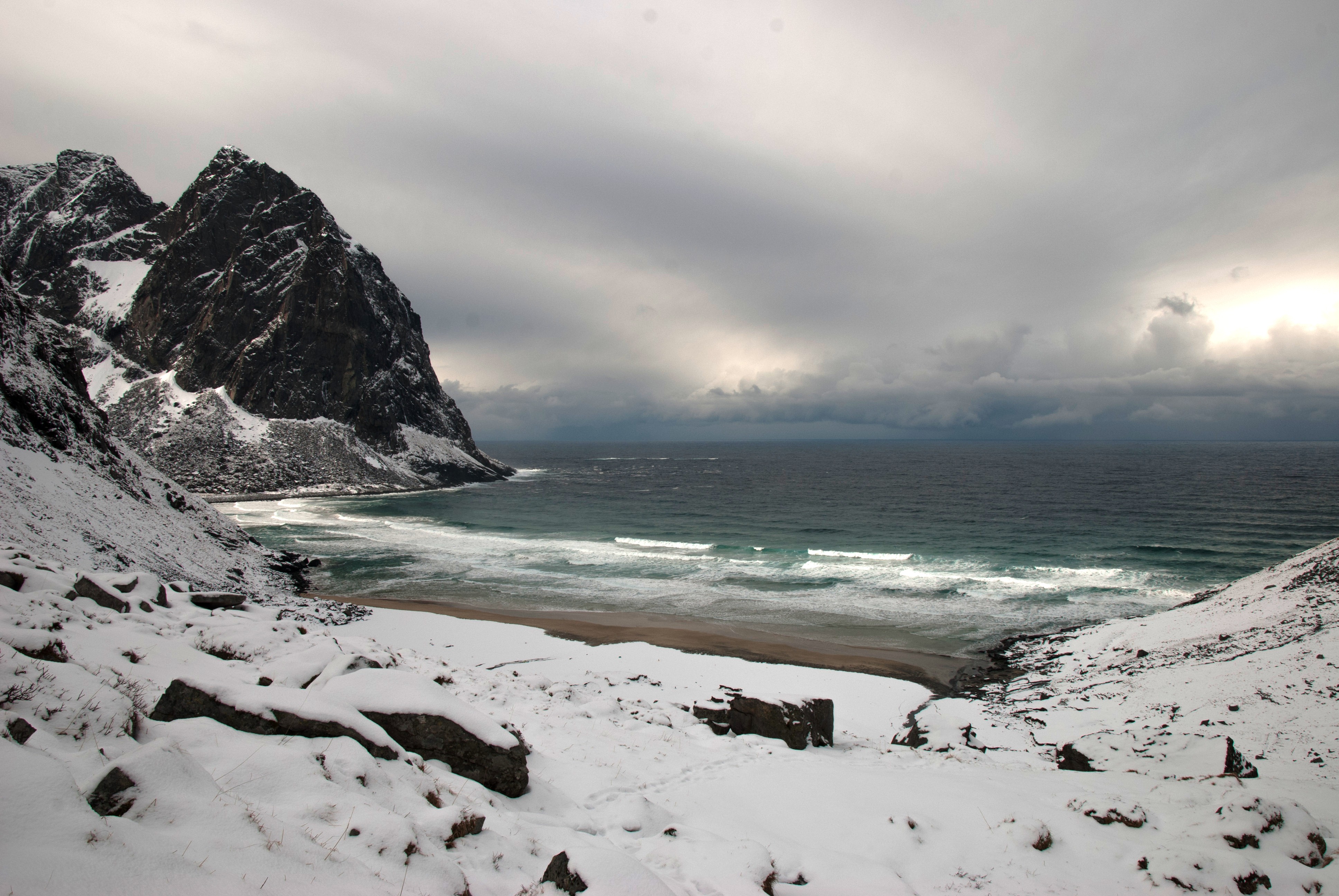 Kvalvika med Kjerringa i bakgrunnen. Foto: Mia Husdal/Fylkesmannen i Nordland Kvalvika med Kjerringa i bakgrunnen