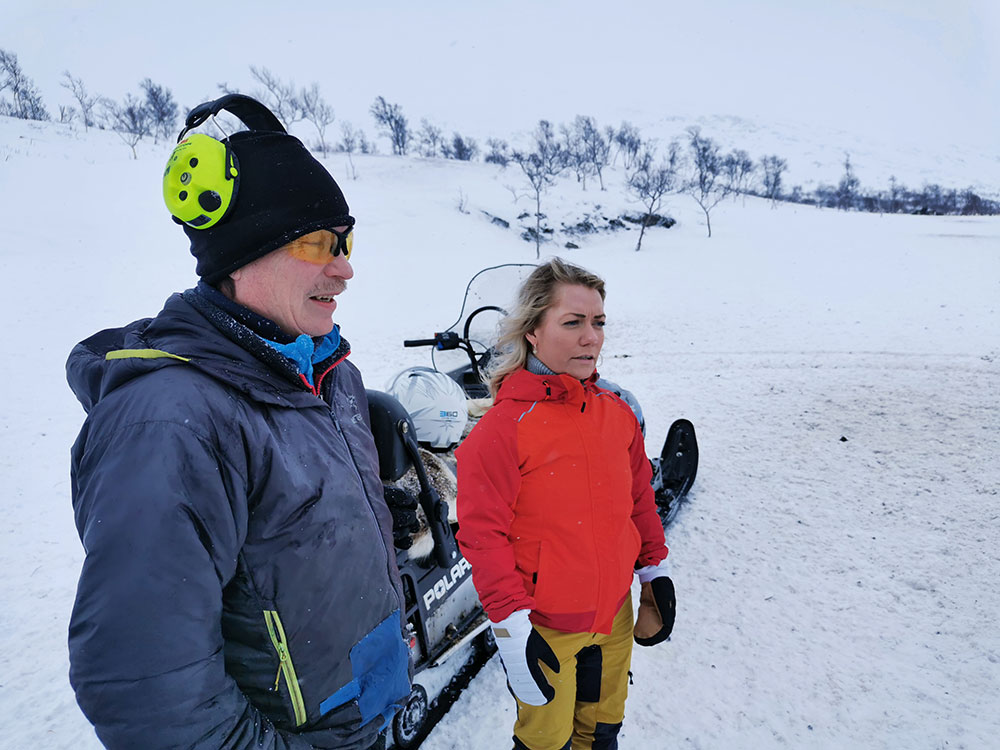 Landbruks- og matminister Sandra Borch på befaring i Ildgruben reinbeitedistrikt i Rana. Her sammen med reindriftsutøver Tom Lifjell. 