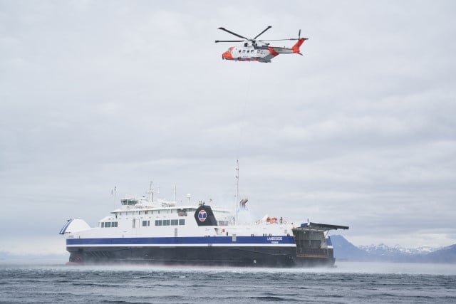 Redningshelikopter over ferge.