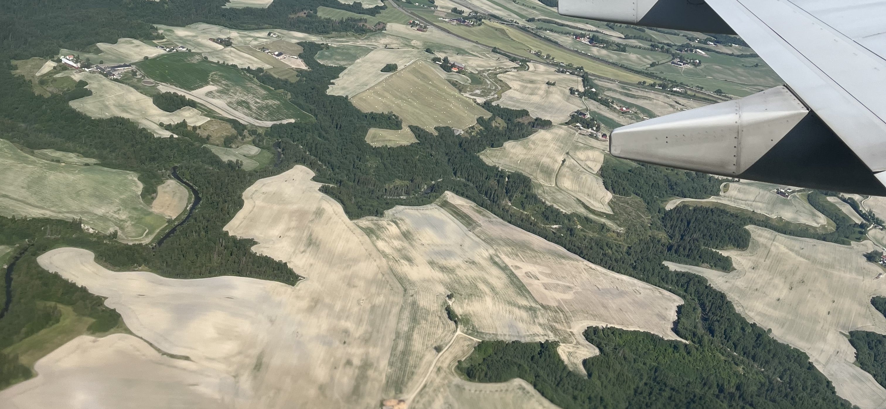 Flyfoto fra Romerike som viser åkre med tørkeskader. Juni 2023