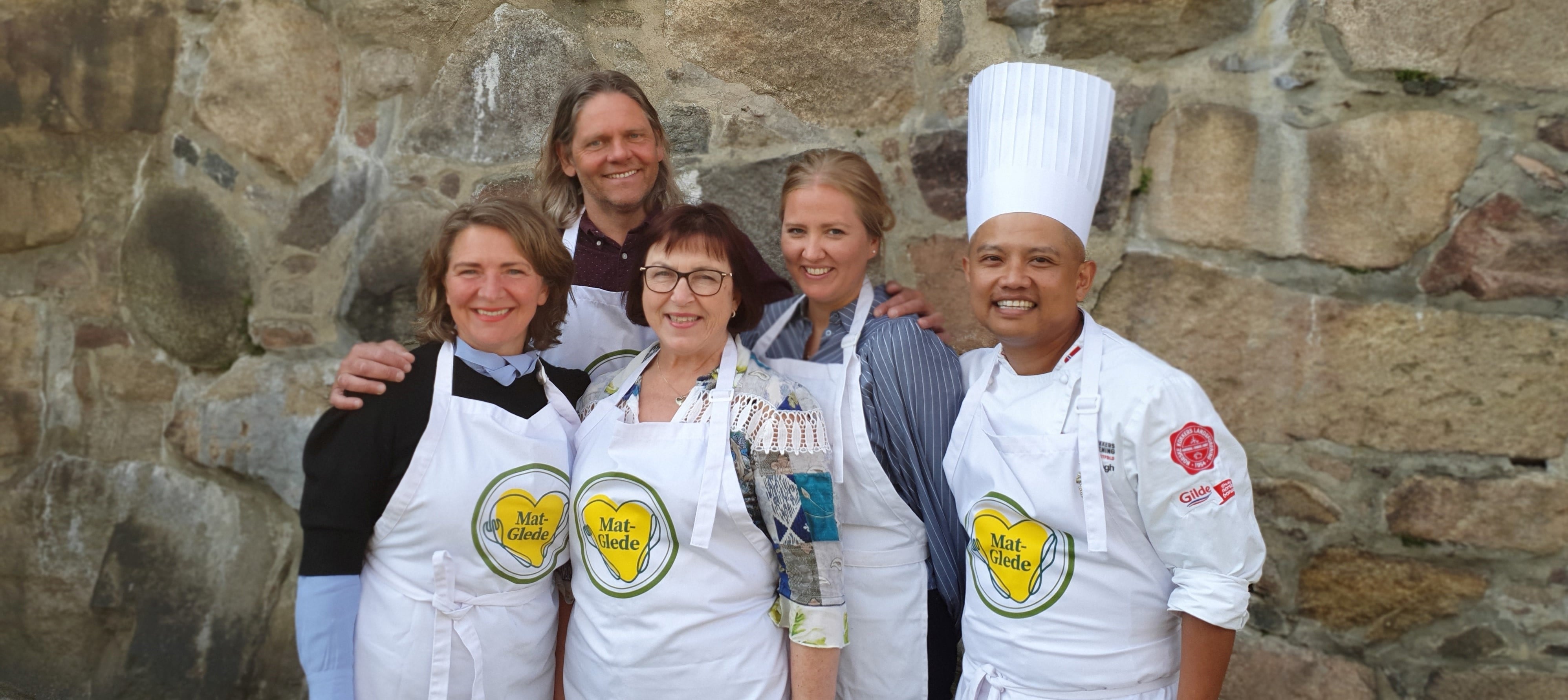 Sebastian Engh (til høyre) er en av fem medlemmer i Matgledekorpset. De øvrige (fra venstre) er Ann Kristin Wang, Ronny Kløvfjell, Wenche Hammer og Elise Husevåg. 